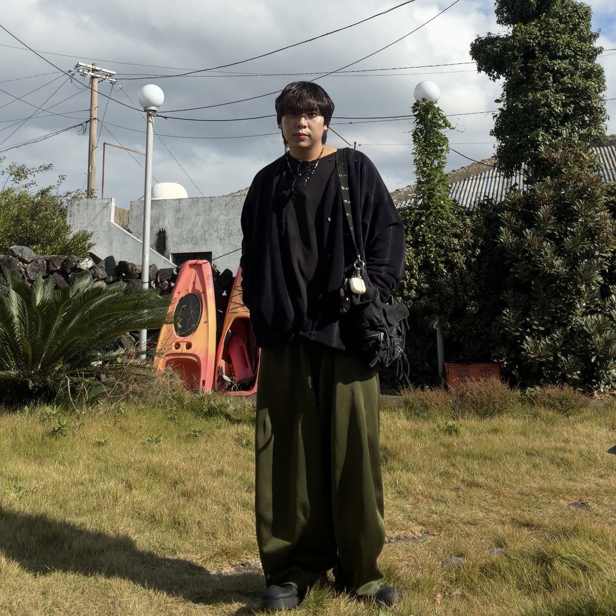 Uniqlo x Needles Fleece Oversized Cardigan Black - KR, Needles H.D. Track Pants Poly Smooth Olive 착용 스타일 - 1
