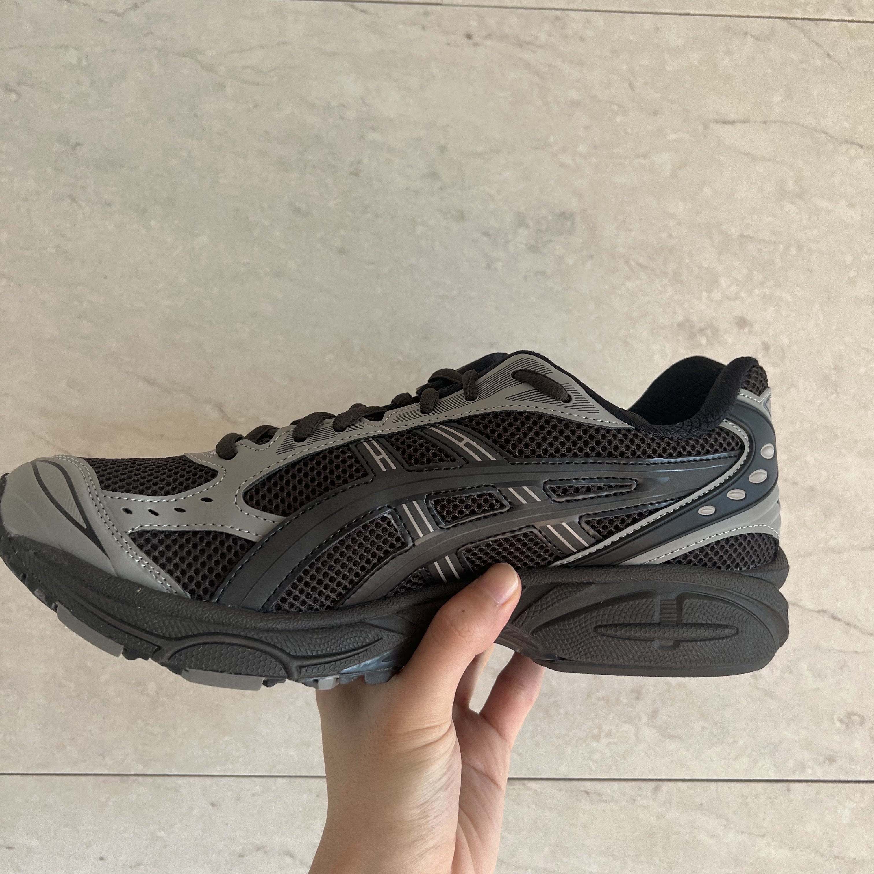 Asics x Atmos x Undermycar Gel-Kayano 14 Pepper Black 착용 스타일 - 3