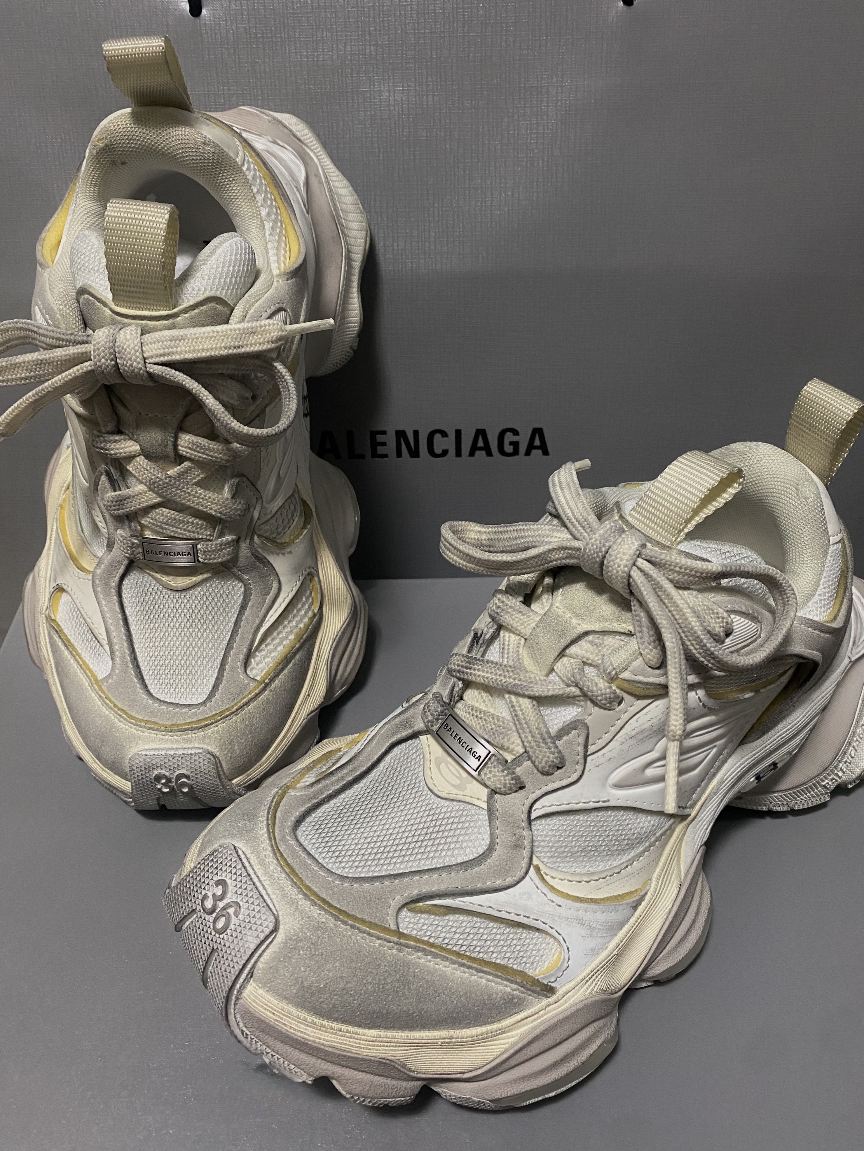 Balenciaga Cargo Sneakers Beige 착용 스타일