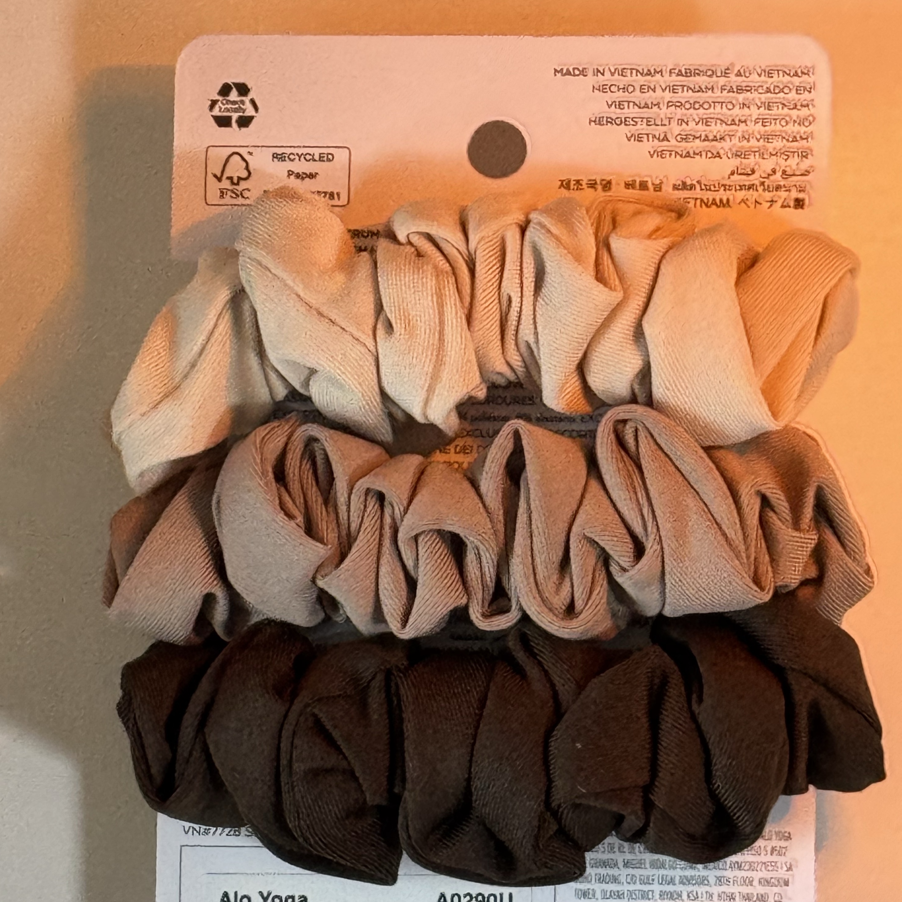 (W) Alo Yoga Outline Claw Clip Macadamia Black, (W) Alo Yoga Fresh Mini Scrunchie Light Cocoa Bone Espresso (3 Pack) 착용 스타일 - 5