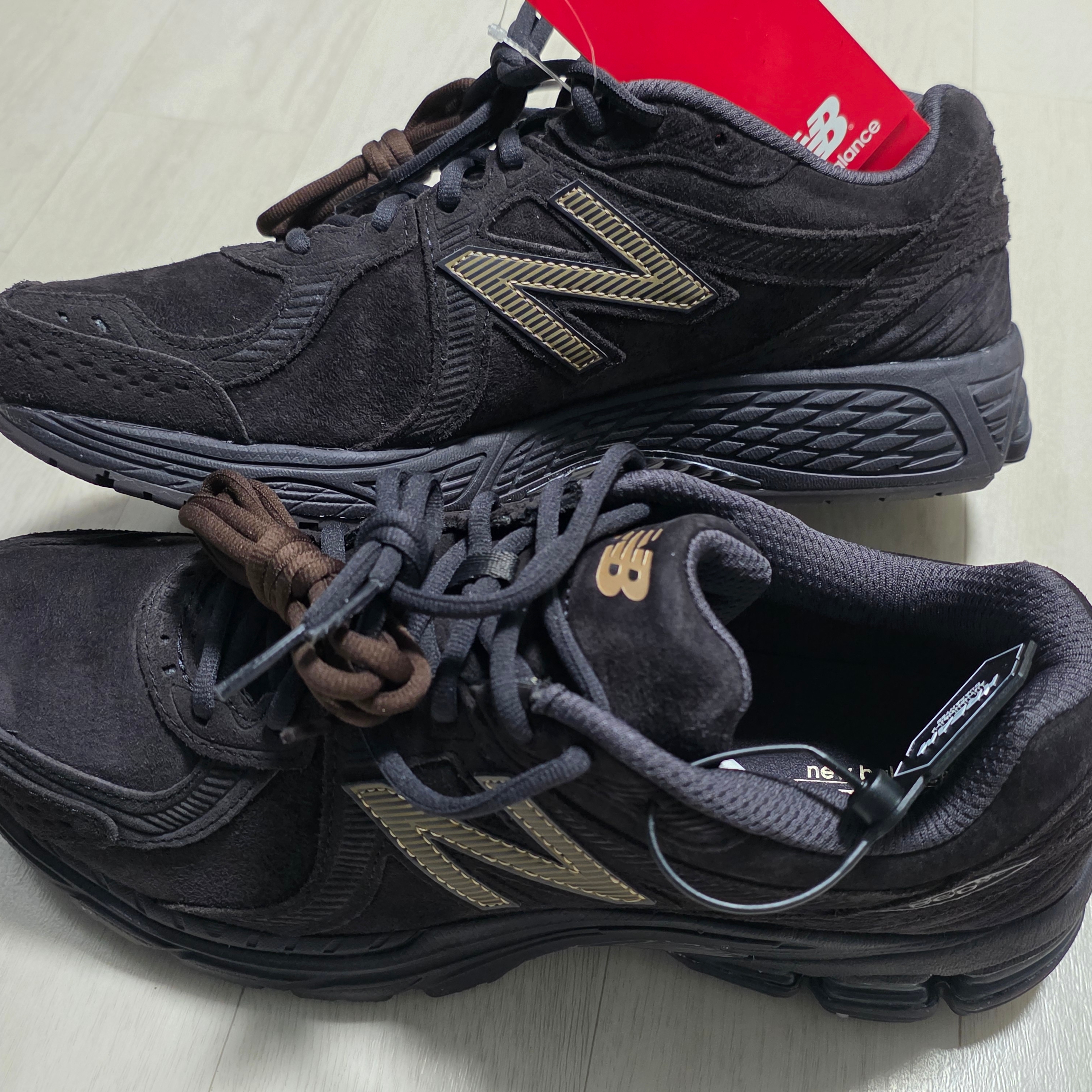 New Balance x Kith 860v2 Espresso 착용 스타일 - 1
