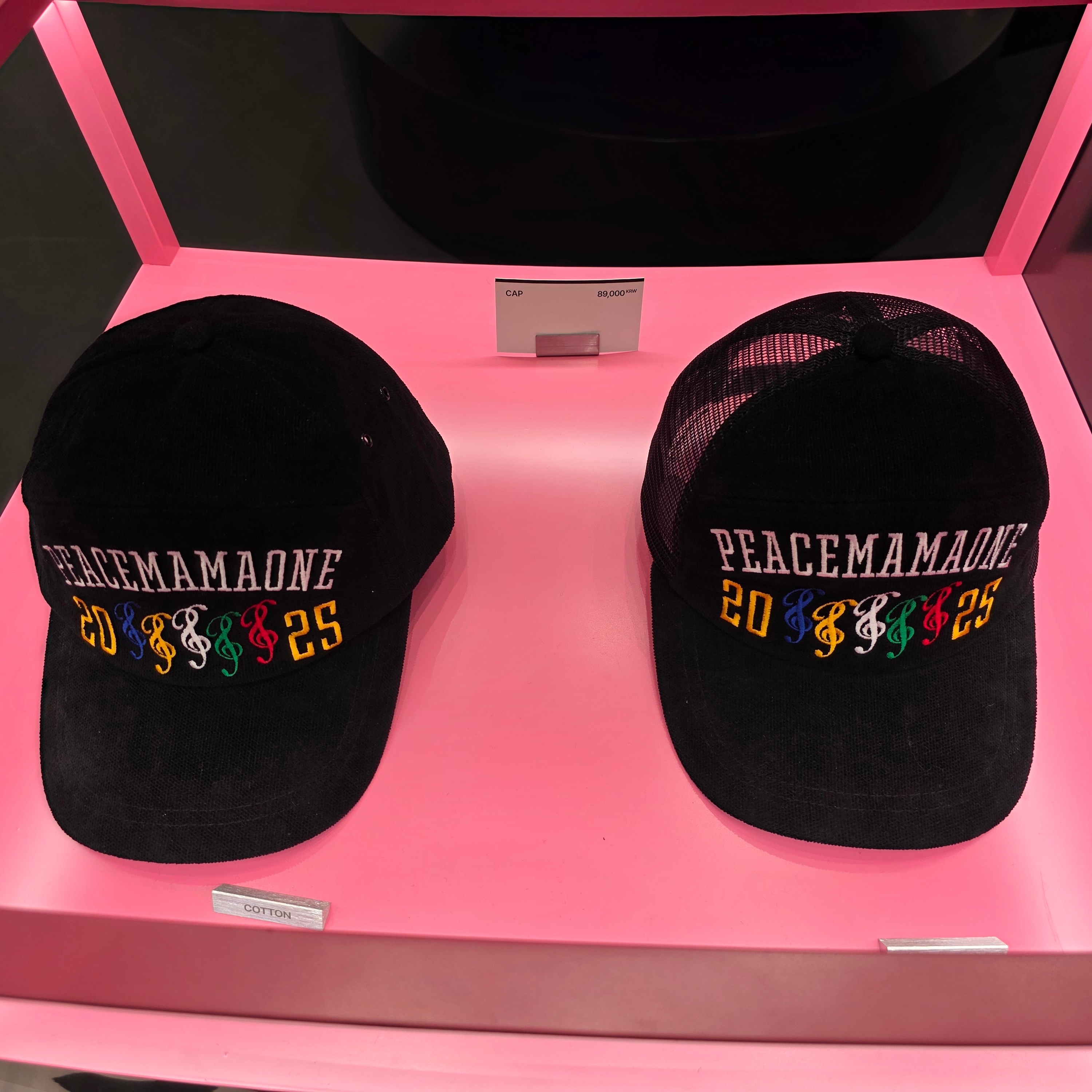 Peaceminusone x 2025 MAMA Awards Peacemamaone Figure Sky Blue, Peaceminusone x 2025 MAMA Awards Peacemamaone Figure Light Pink 착용 스타일 - 10