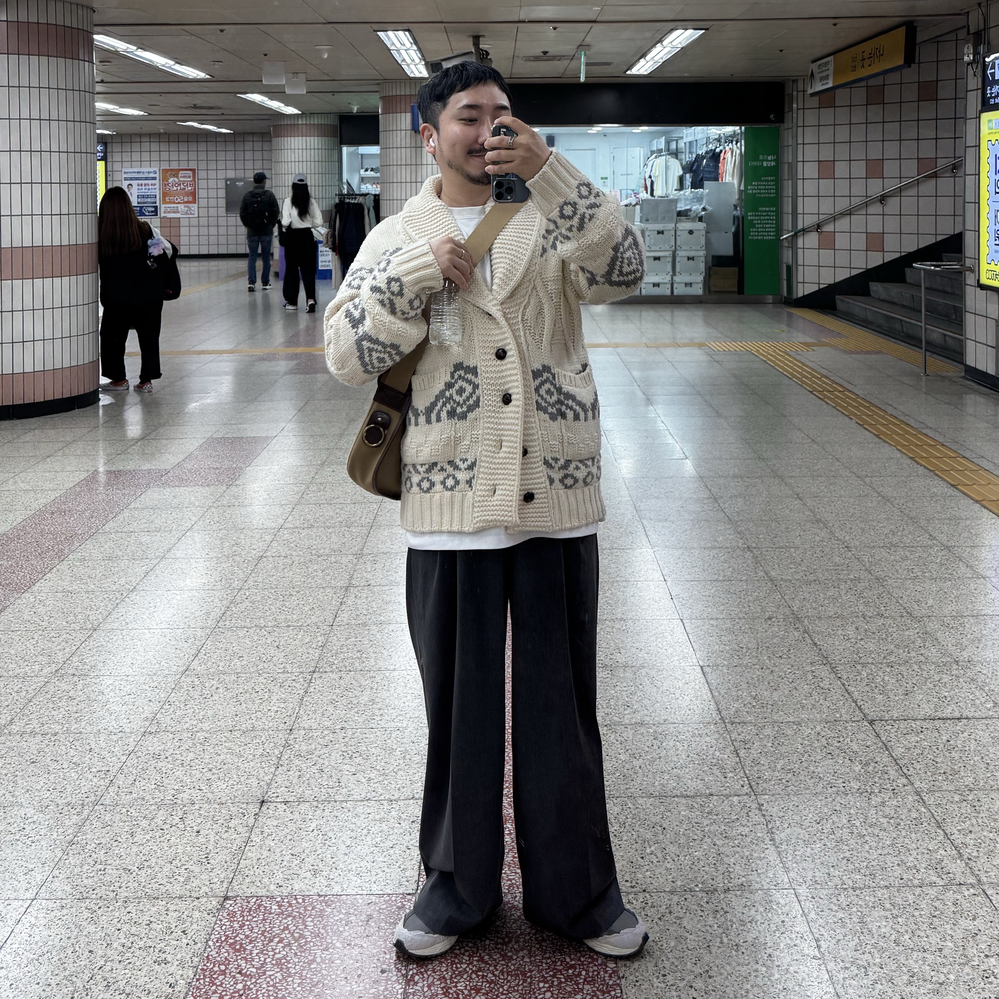 New Balance 2002R Protection Pack Rain Cloud 착용 스타일