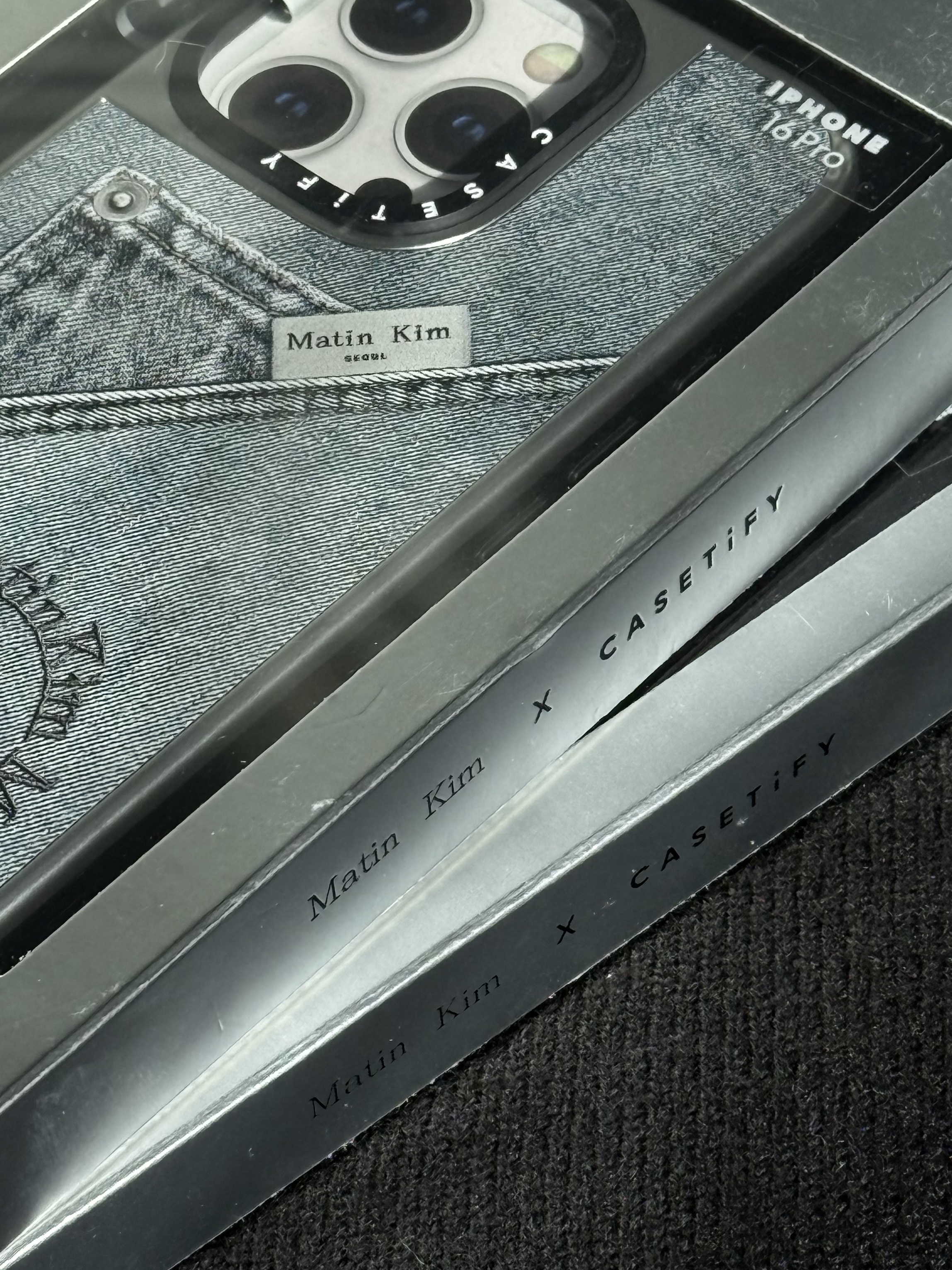 Casetify x Matin Kim iPhone Denim Pocket Magsafe Mirror Case Silver 착용 스타일 - 2
