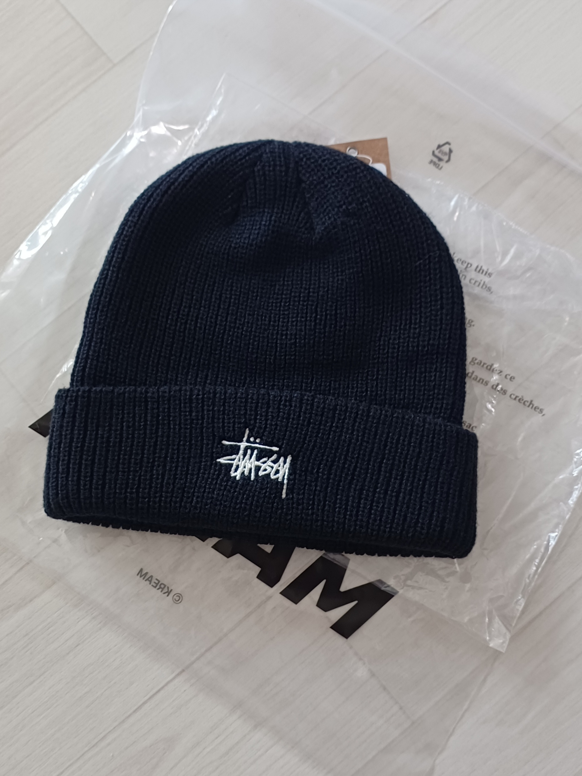 Stussy Basic Cuff Beanie Black 착용 스타일