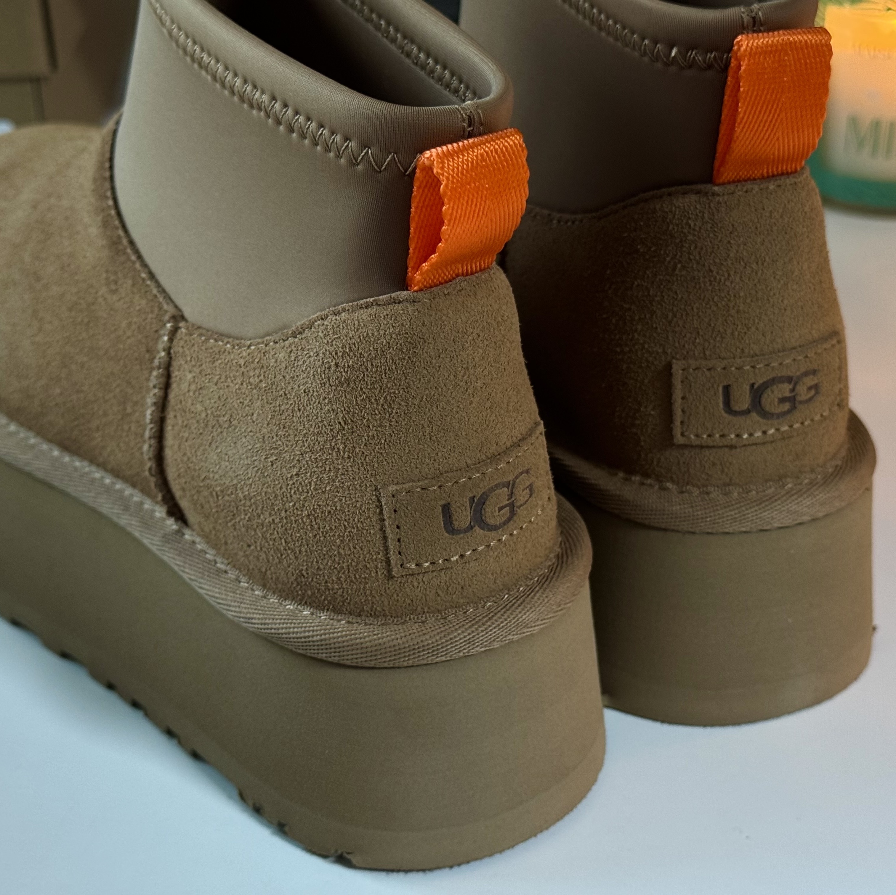 (W) UGG Mini Platform Boots Chestnut, (W) UGG Mini Platform Boots Black 착용 스타일 - 4
