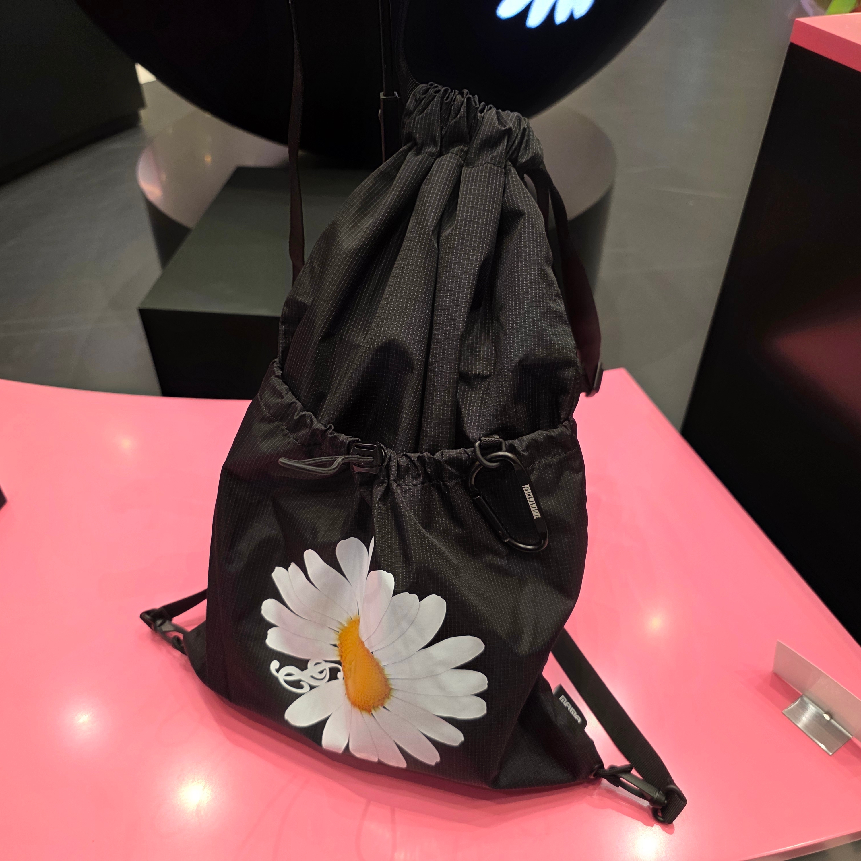 Peaceminusone x 2025 MAMA Awards Peacemamaone Figure Sky Blue, Peaceminusone x 2025 MAMA Awards Peacemamaone Figure Light Pink 착용 스타일 - 6