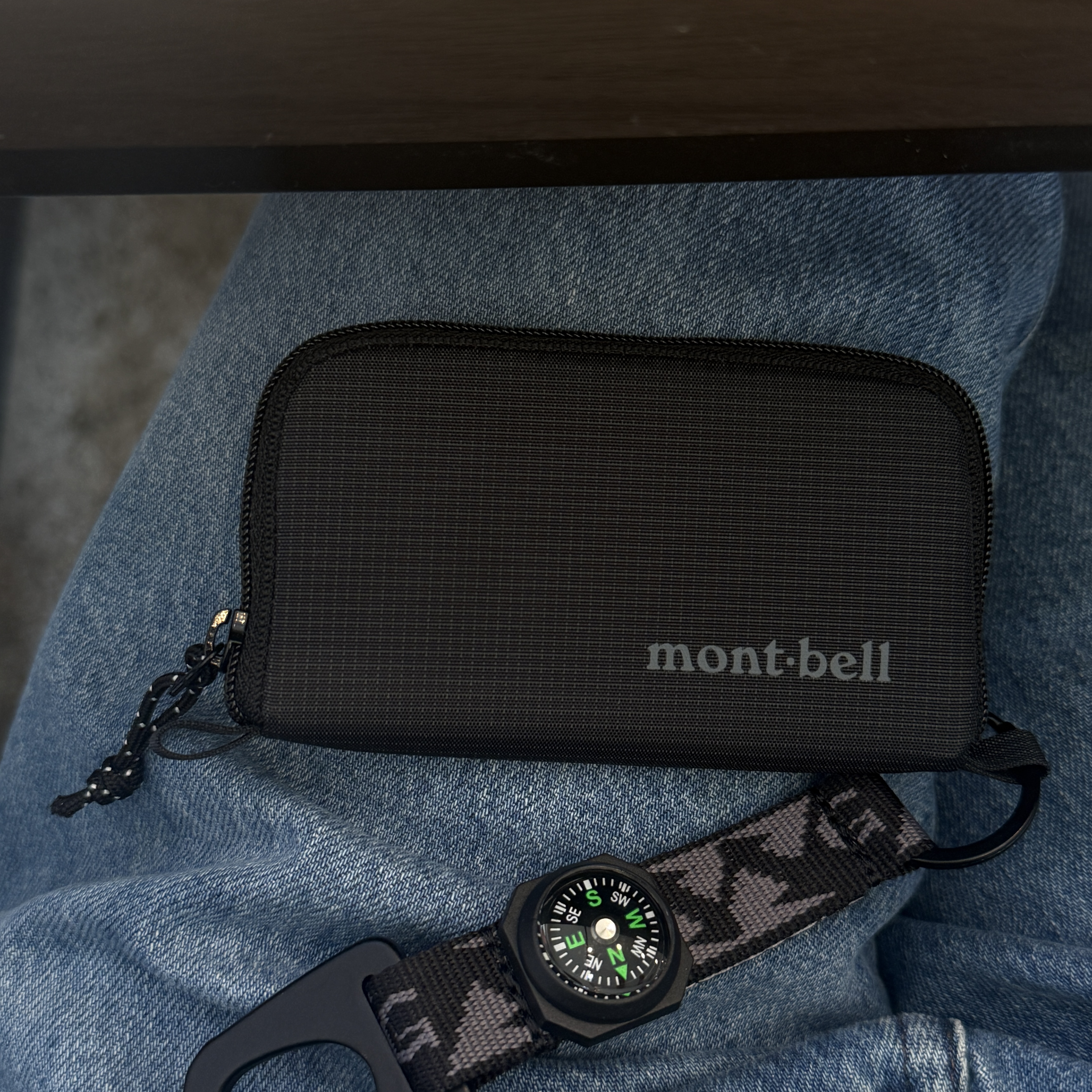 Montbell Mini Zip Wallet Black 착용 스타일 - 1