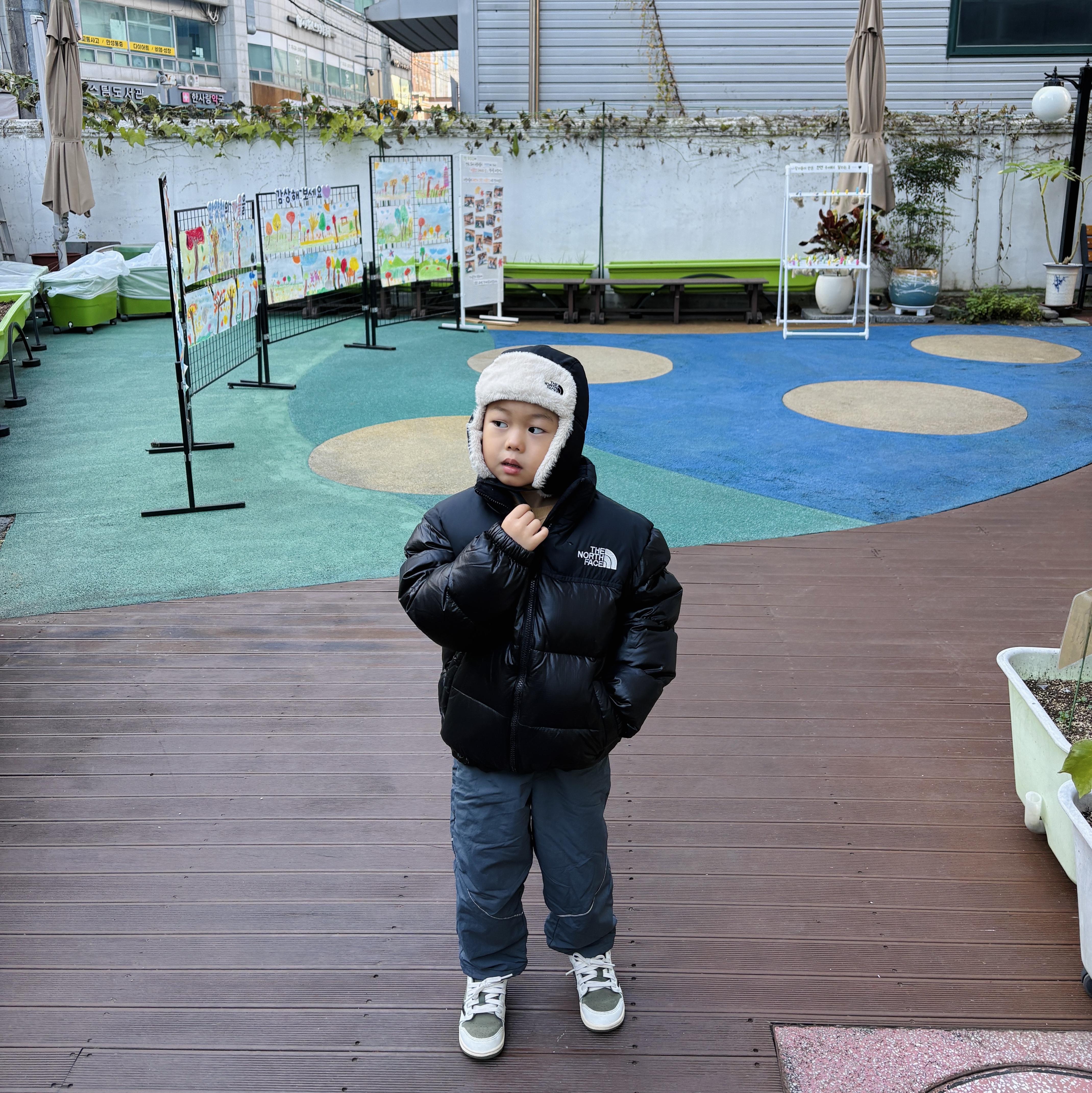The North Face Expedition Earmuff Cap Black, (Kids) The North Face 1996 Eco Nuptse Down Jacket Real Black 착용 스타일 - 5