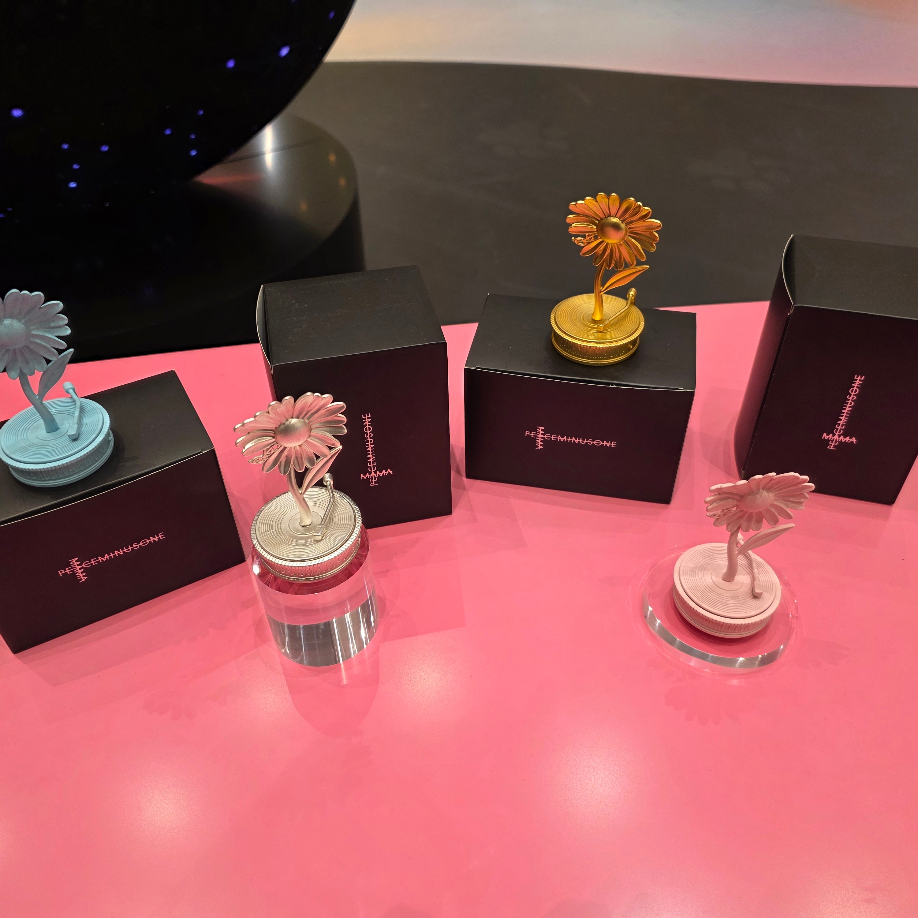 Peaceminusone x 2025 MAMA Awards Peacemamaone Figure Sky Blue, Peaceminusone x 2025 MAMA Awards Peacemamaone Figure Light Pink 착용 스타일 - 7