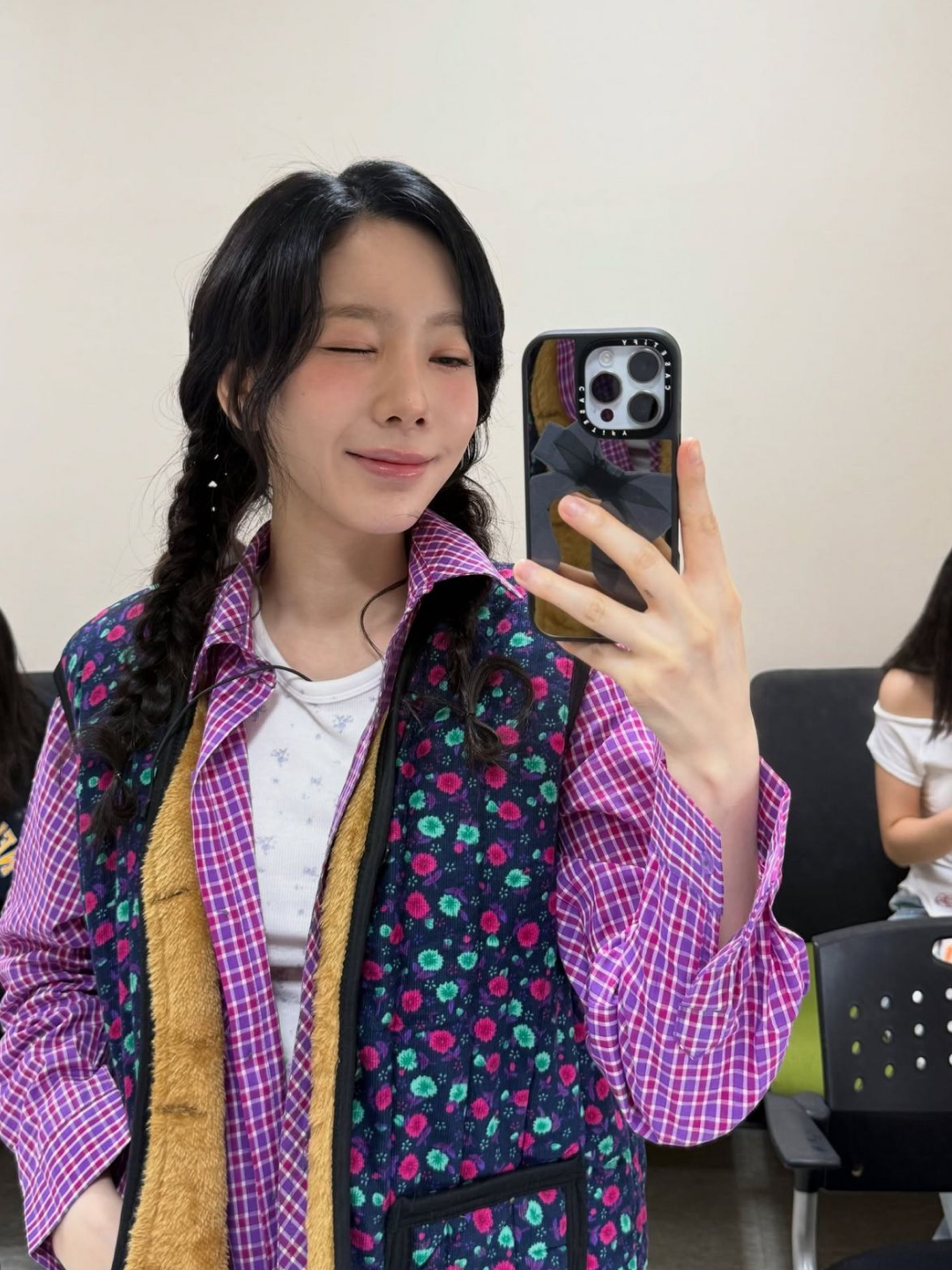 Spao x Manggom Grandma's Kimchi Vest Blue 착용 스타일 - 3