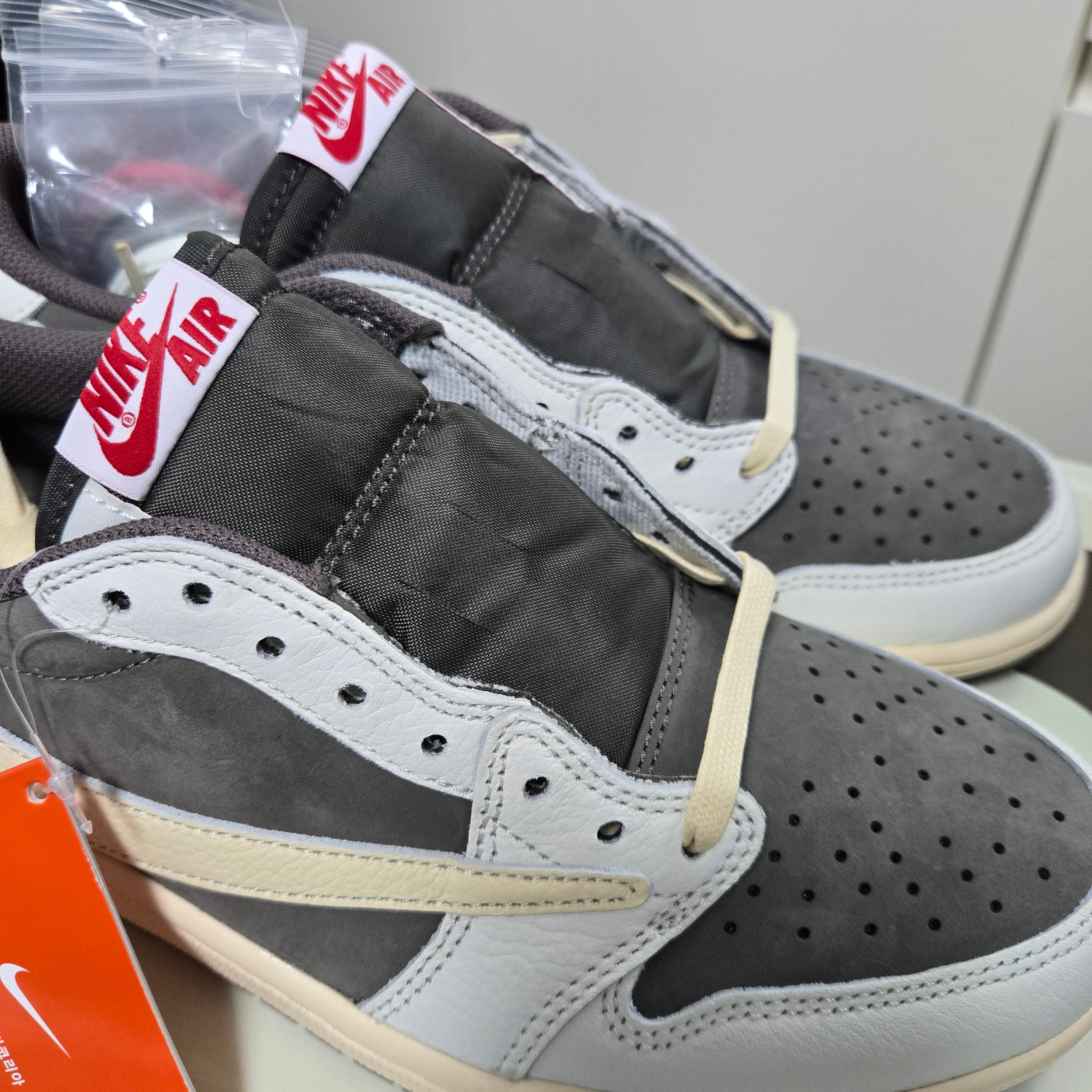 Jordan 1 x Travis Scott Retro Low OG SP Sail and Ridgerock 착용 스타일 - 1
