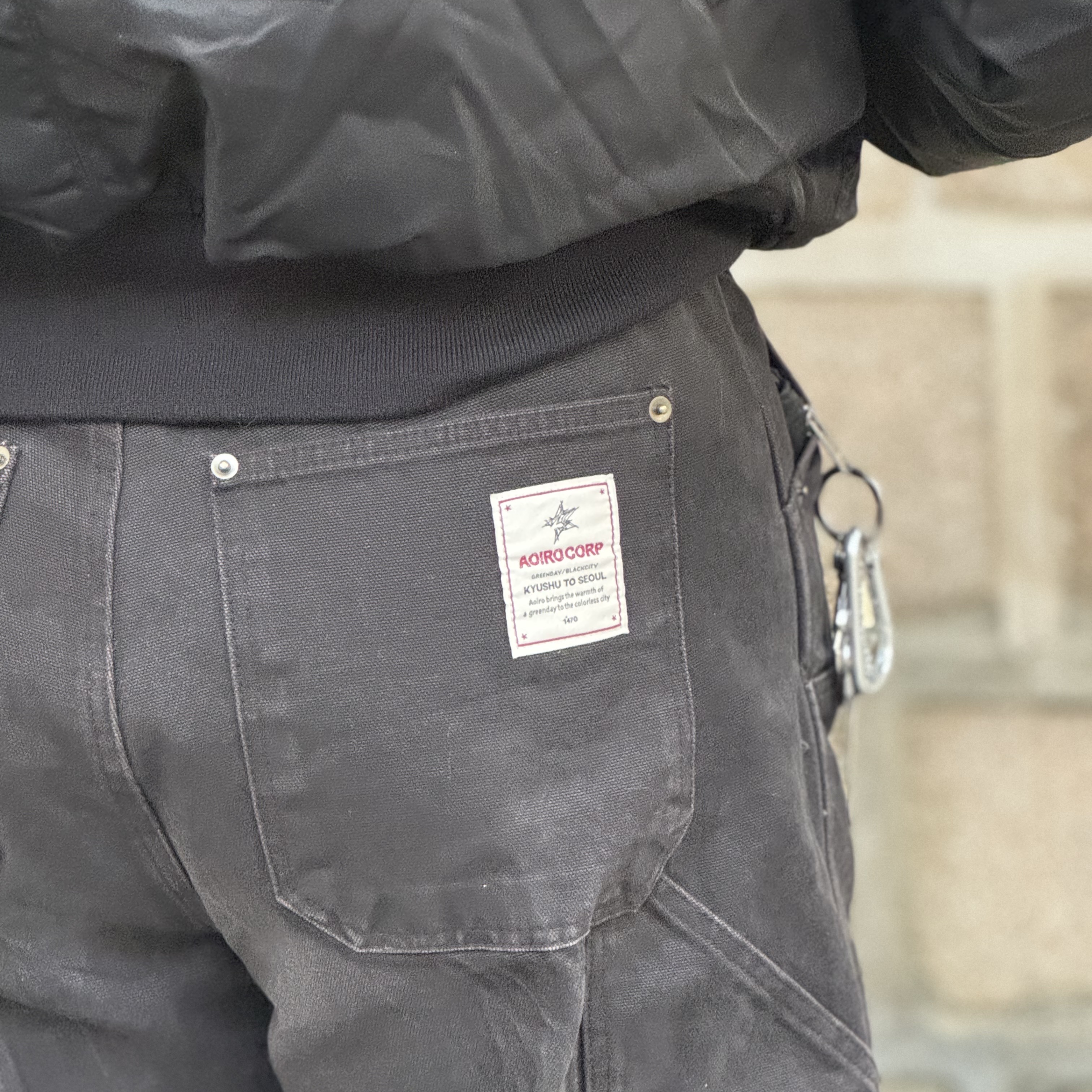 Aoiro Cutted Double Knee Pants Black Pearl, New Balance x JJJJound 2002R Gore-Tex Charcoal 착용 스타일 - 4