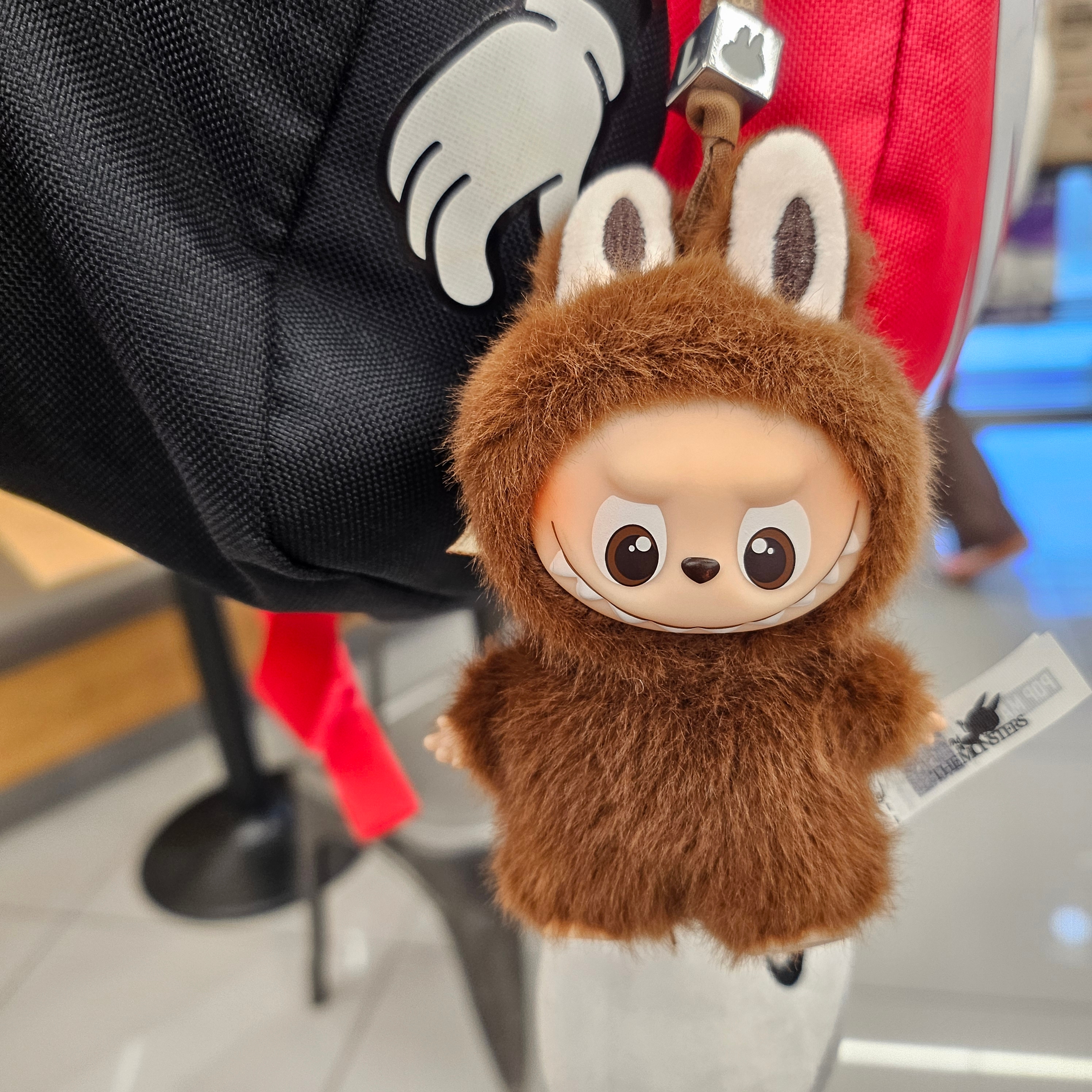 Pop Mart Labubu The Monsters Pin For Love Series Vinyl Plush Pendant Sealed Case (A-M) (1 Blind Box) 착용 스타일