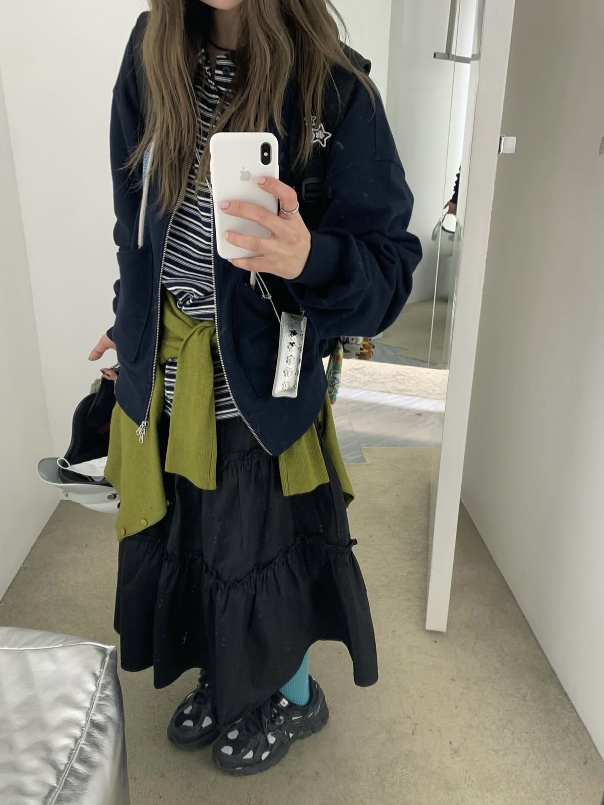 Karactor Gardener Hoodied Zip-Up Navy 착용 스타일