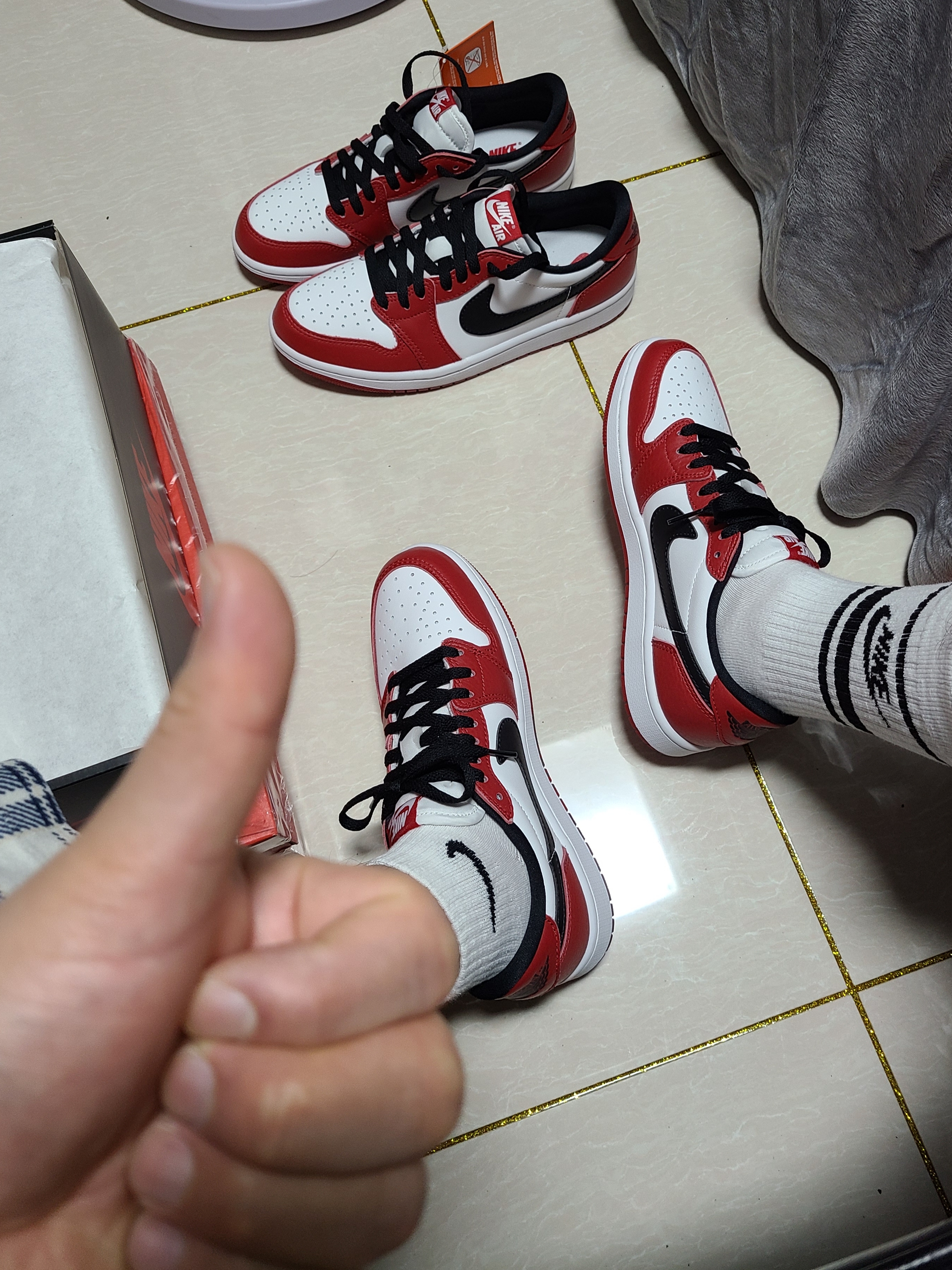 Jordan 1 Retro Low OG Chicago, Nike Everyday Essential Crew Socks White (3 Pack/Korean Ver.) 착용 스타일