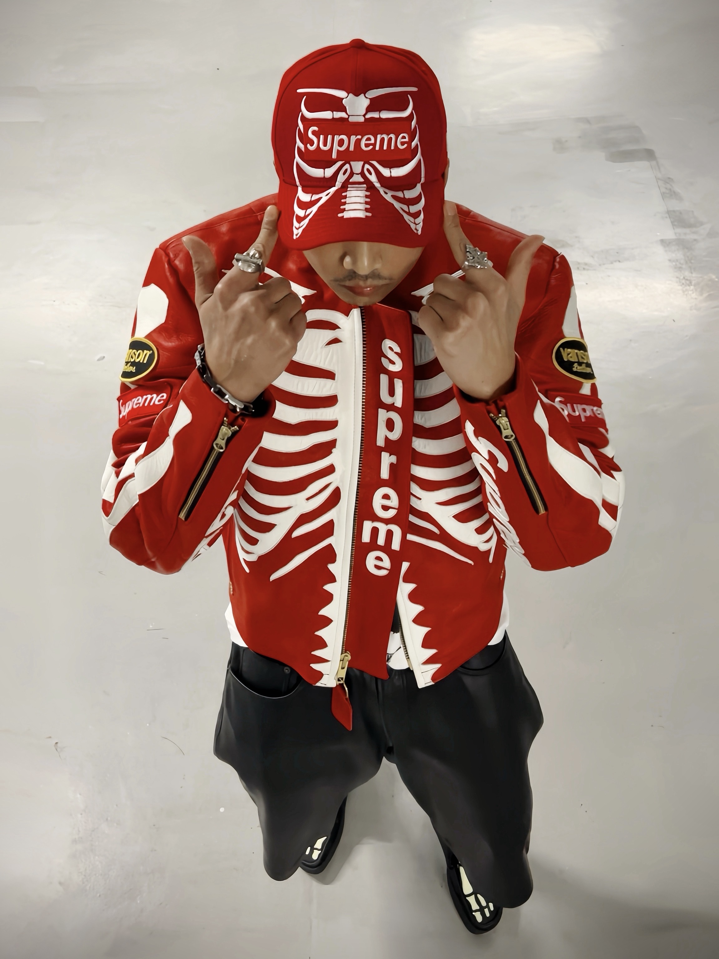Supreme Bones Box Logo New Era Red - 25SS, Supreme x Bounty Hunter Skulls T-Shirt White - 23FW 착용 스타일 - 1