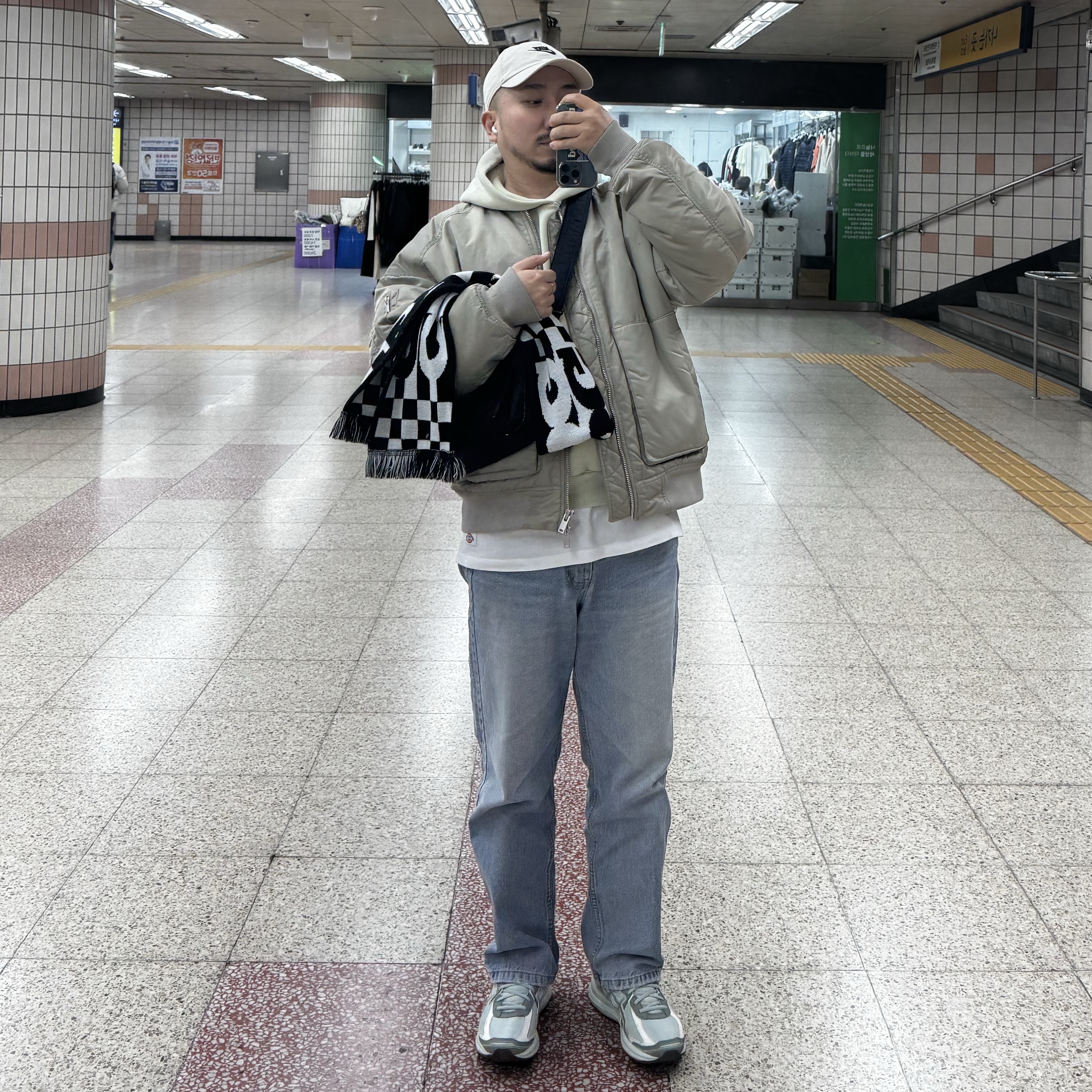 Asics Jog 100 S Lichen Rock Pure Silver - D Standard, CDG Logo Check Muffler White Black 착용 스타일