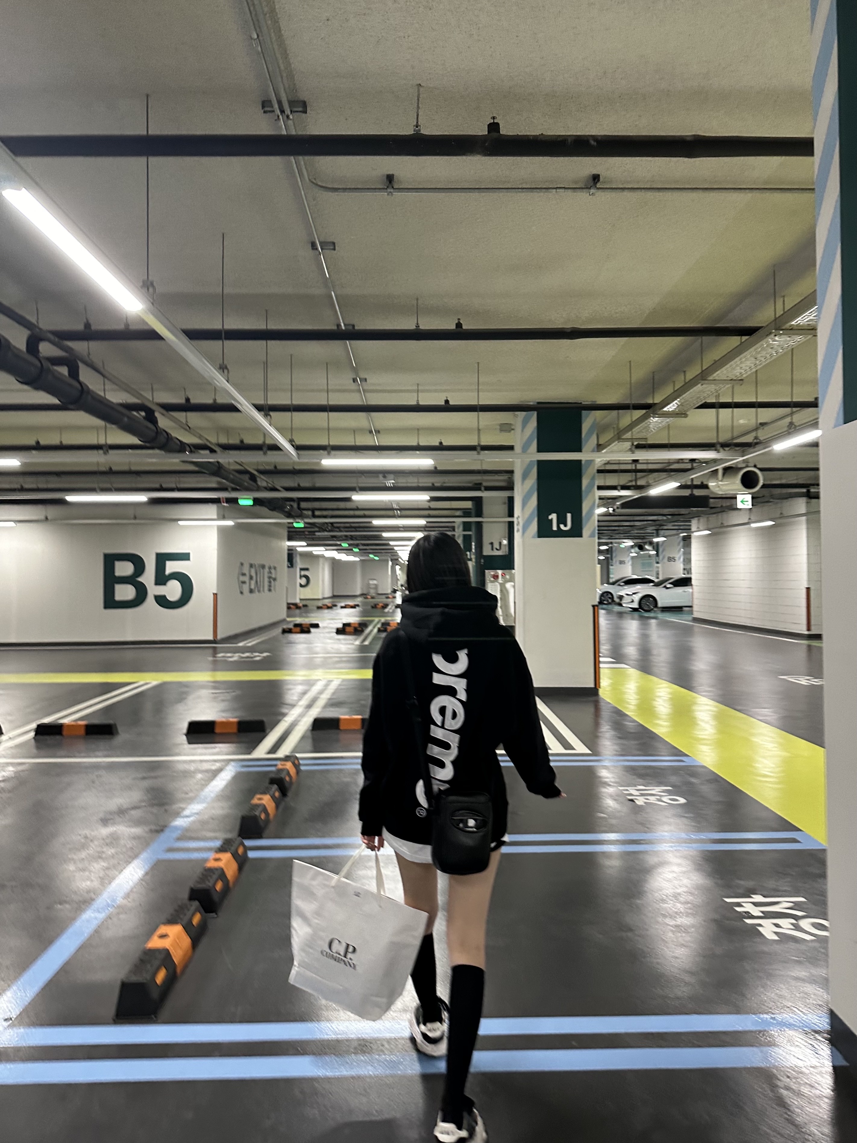 Supreme Satin Applique Hooded Sweatshirt Black - 24FW, Maison Mihara Yasuhiro Blakey OG Sole Leather Low-top Sneakers Black 착용 스타일 - 1