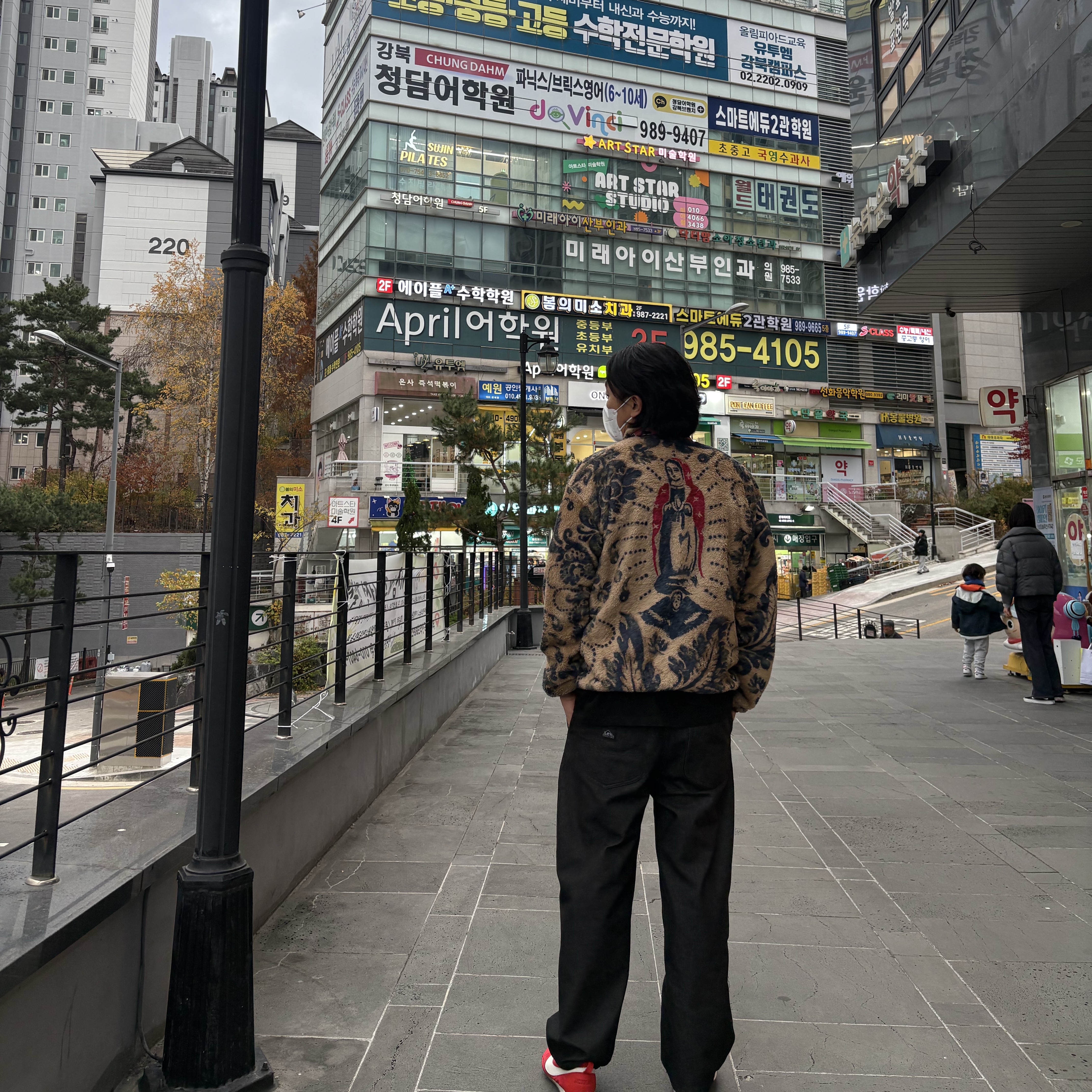 Kapital Damask Pattern Maria Fleece Zip Blouson Beige, Nike x Jacquemus Moon Shoe SP University Red and Bicycle Yellow 착용 스타일