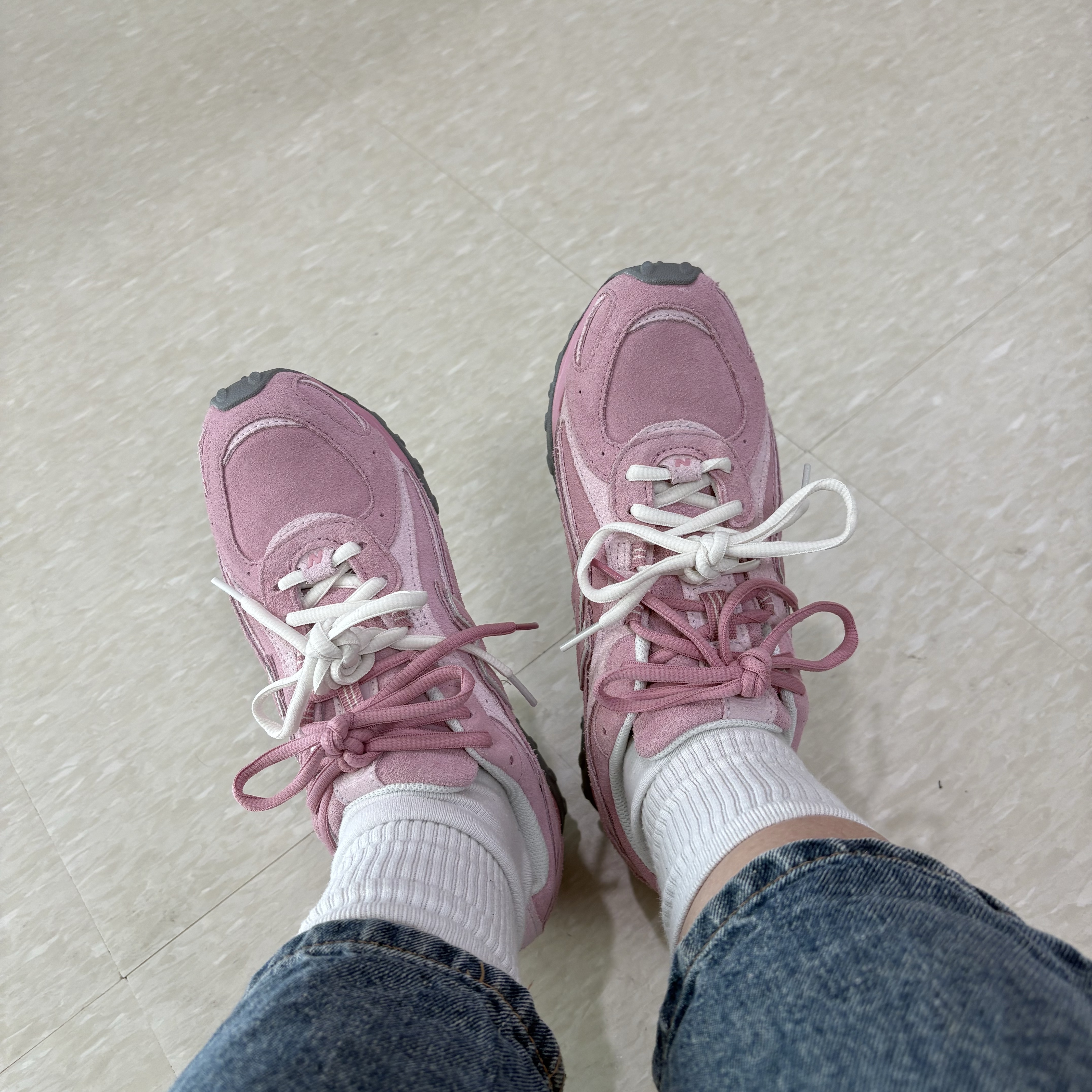 New Balance 204L Pastel Pink 착용 스타일 - 1