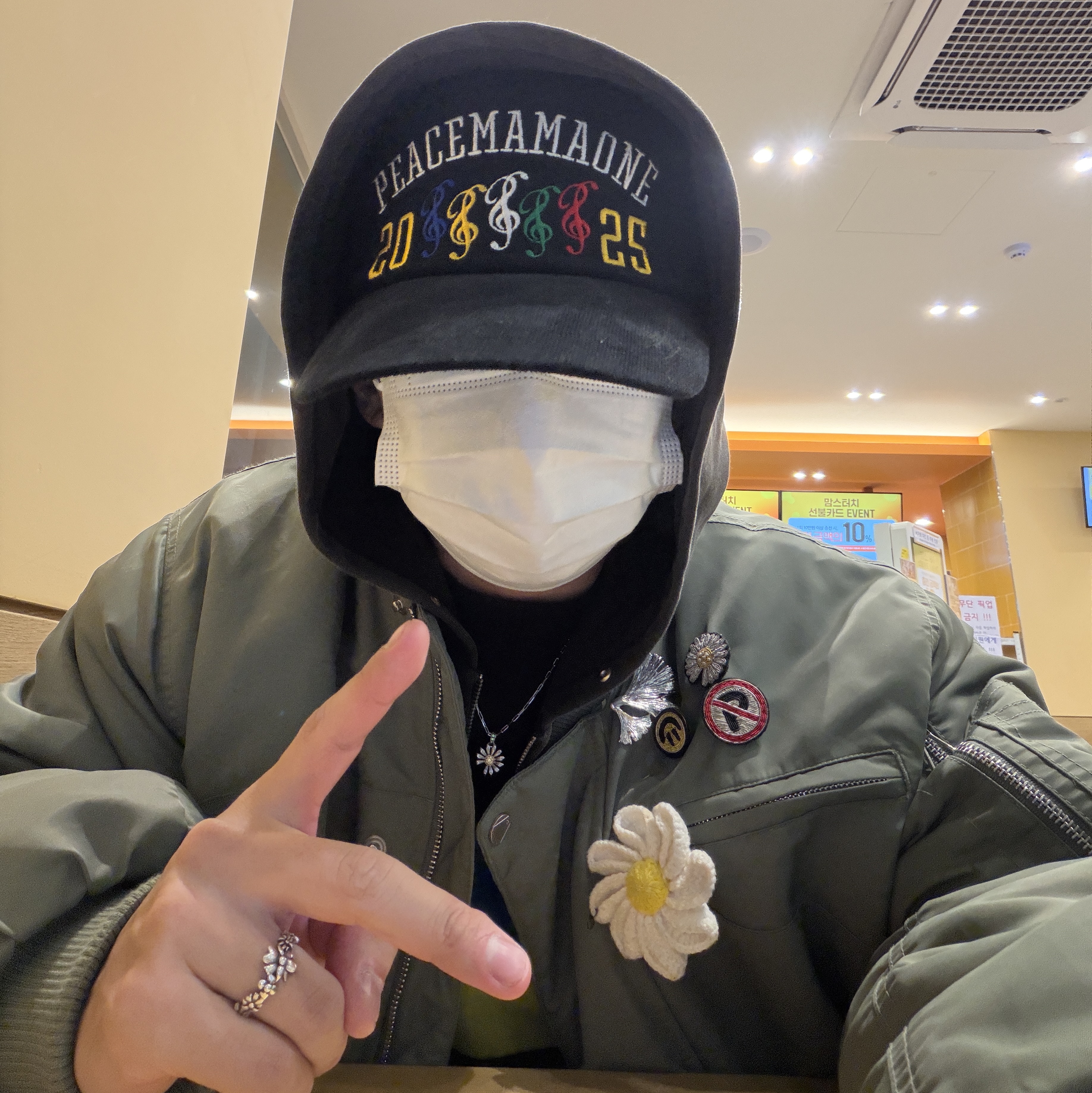 Peaceminusone x 2025 MAMA Awards Peacemamaone Cap Cotton, Jacob & Co x Peaceminusone Pendant Sterling Silver & Yellow Gold 착용 스타일