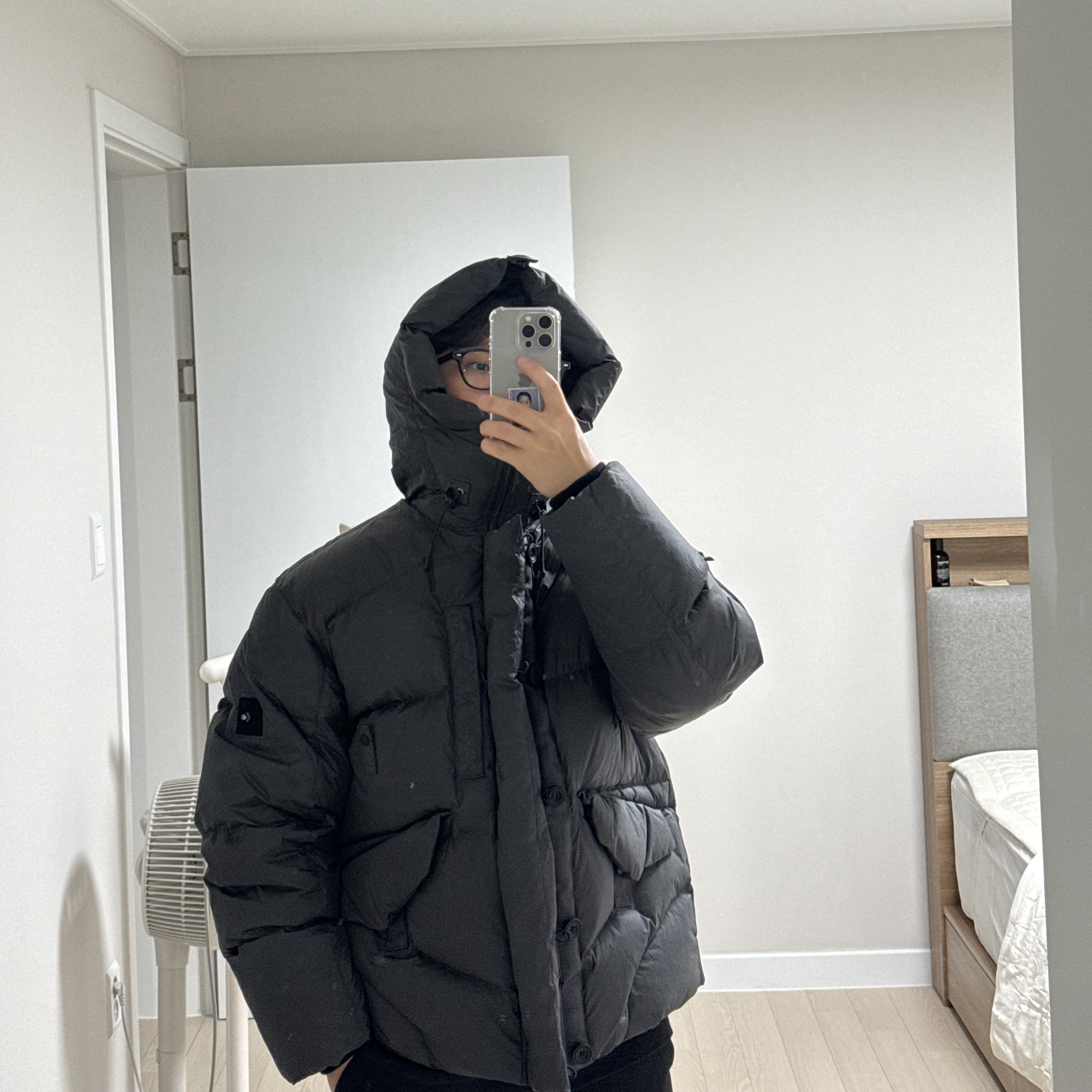 [KREAM 단독] SERIES x UNAFFECTED N2B Short Down Jumper Charcoal 착용 스타일