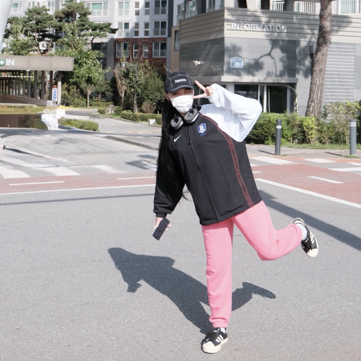 Supreme Reflective Stitch Camp Cap Black - 23SS, Supreme Small Box Sweatpant Fuchsia - 25FW 착용 스타일