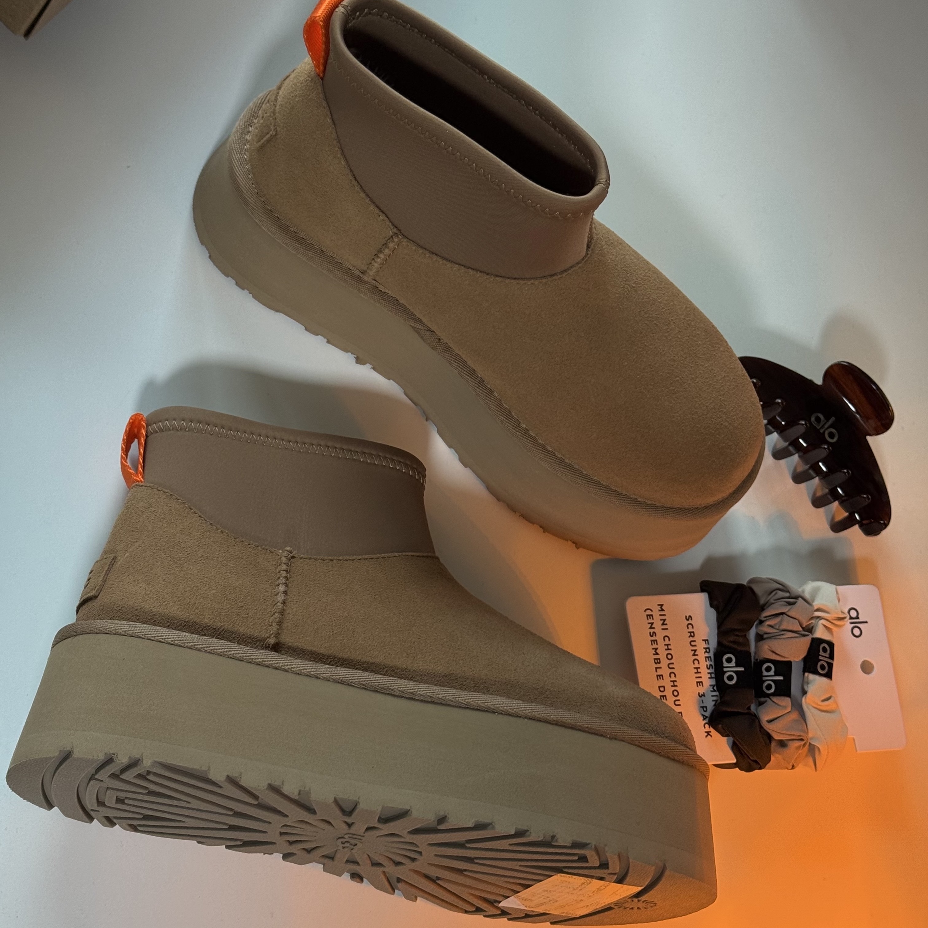 (W) UGG Mini Platform Boots Chestnut, (W) UGG Mini Platform Boots Black 착용 스타일 - 6