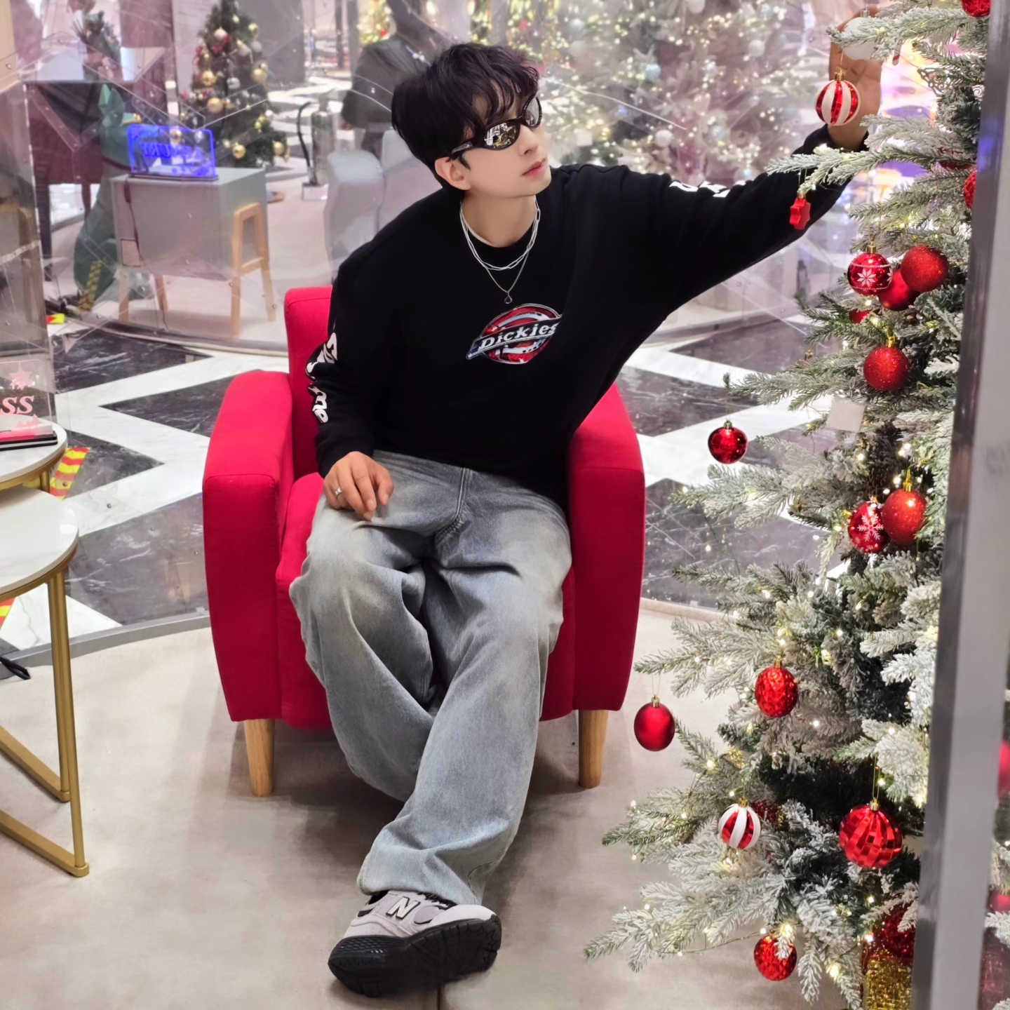 Supreme x Dickies Thermal Black - 25FW, New Balance 2002R Grey Black 착용 스타일 - 3