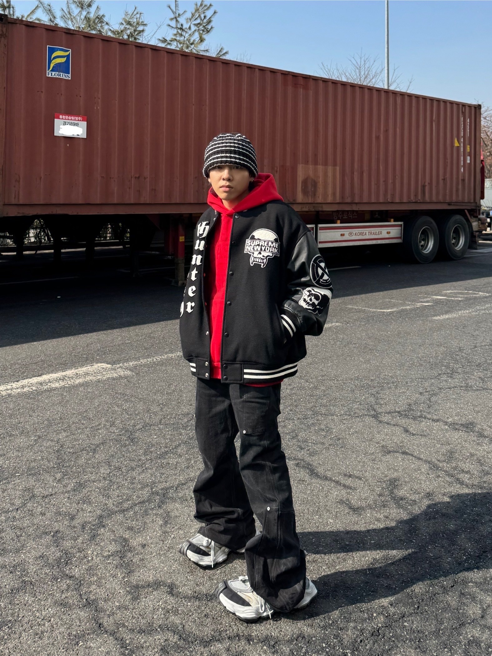 Supreme x Bounty Hunter Varsity Jacket Black - 23FW 착용 스타일 - 3