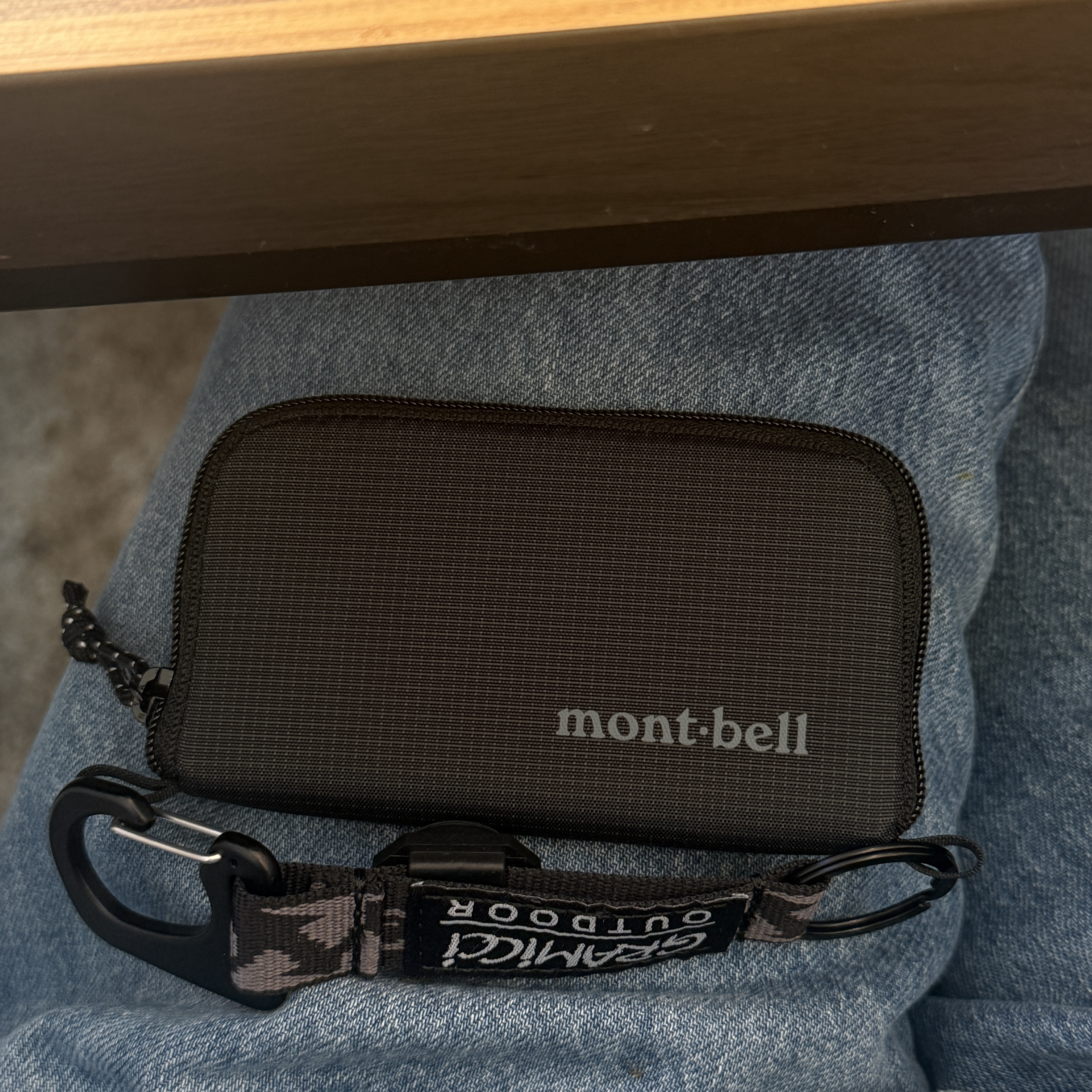 Montbell Mini Zip Wallet Black 착용 스타일 - 2