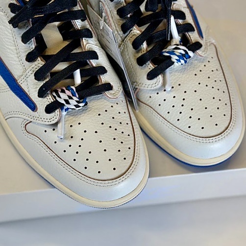 Jordan 1 x Travis Scott x Fragment Retro Low OG SP Sail Military Blue 착용 스타일 - 1