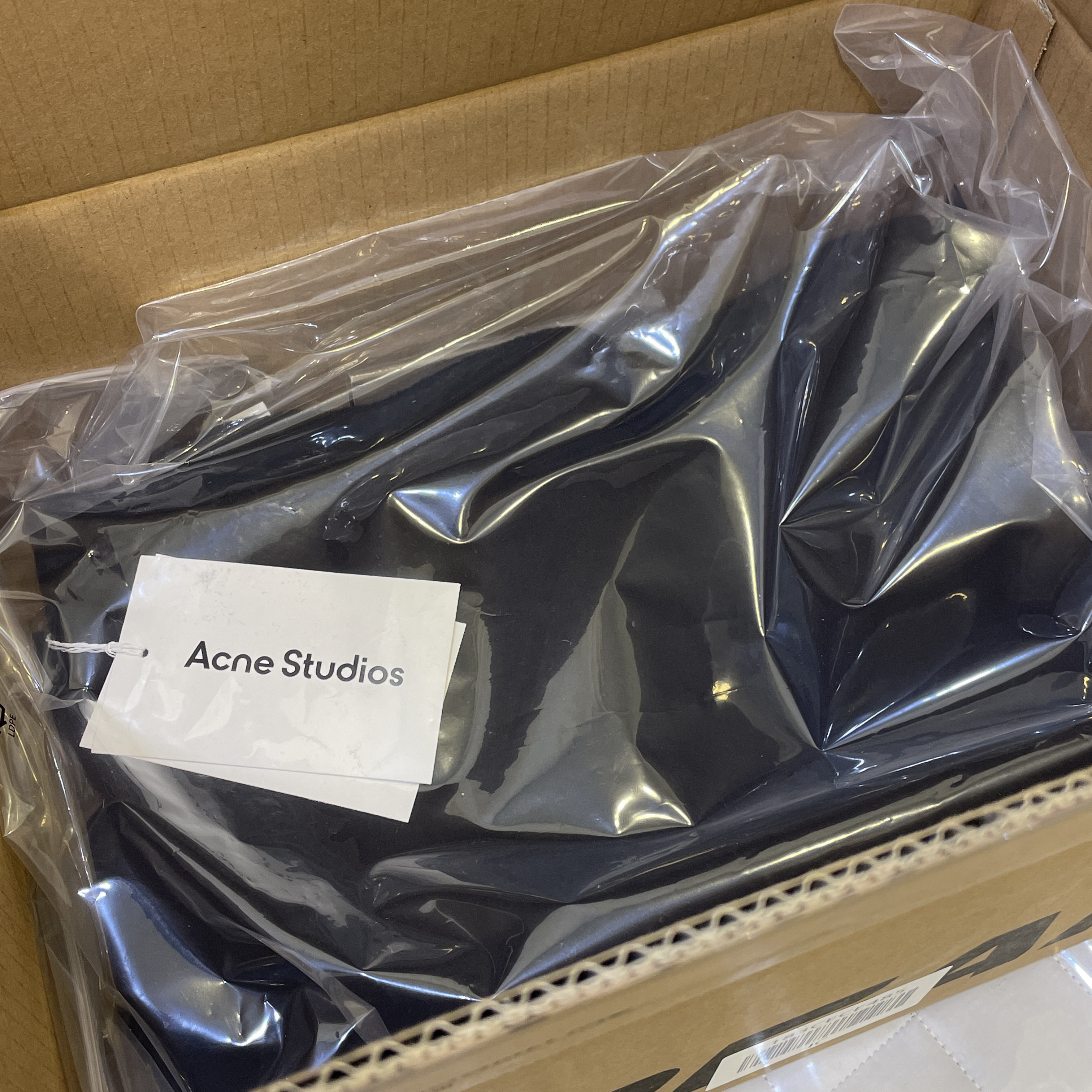 Acne Studios Narrow Wool Fringe Muffler Black 착용 스타일