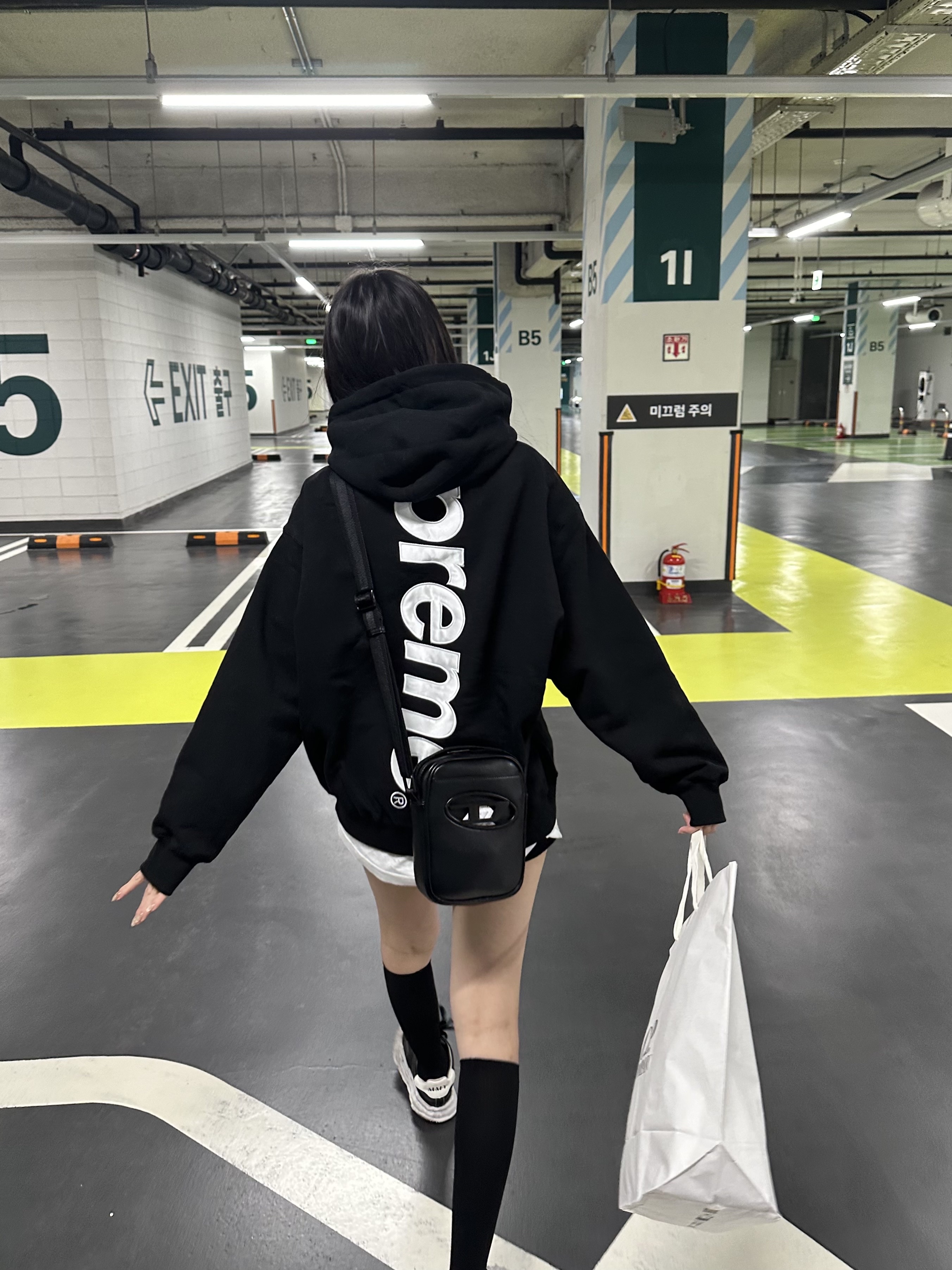 Supreme Satin Applique Hooded Sweatshirt Black - 24FW, Maison Mihara Yasuhiro Blakey OG Sole Leather Low-top Sneakers Black 착용 스타일 - 2