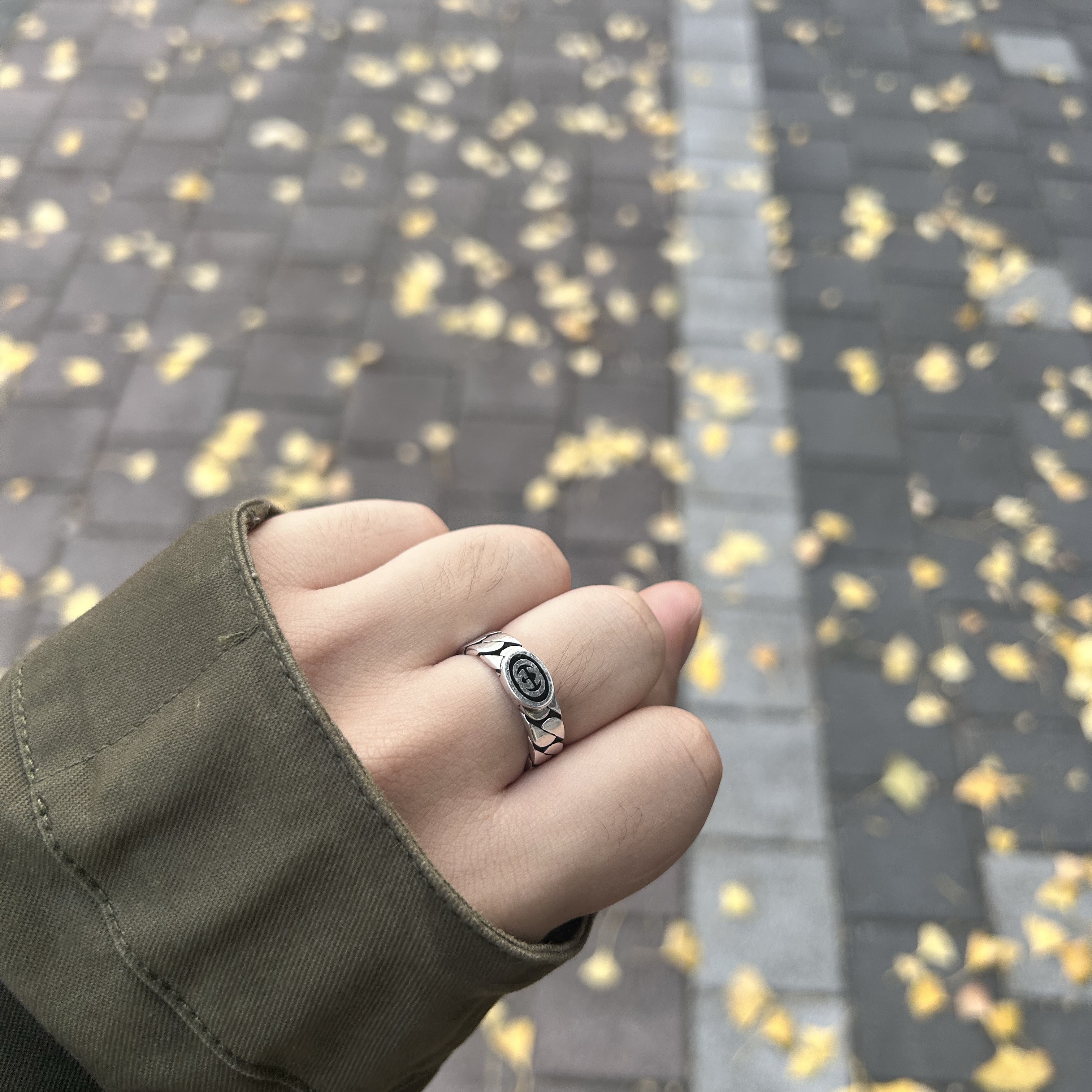 Gucci Wide Ring With Interlocking G Silver 착용 스타일 - 1
