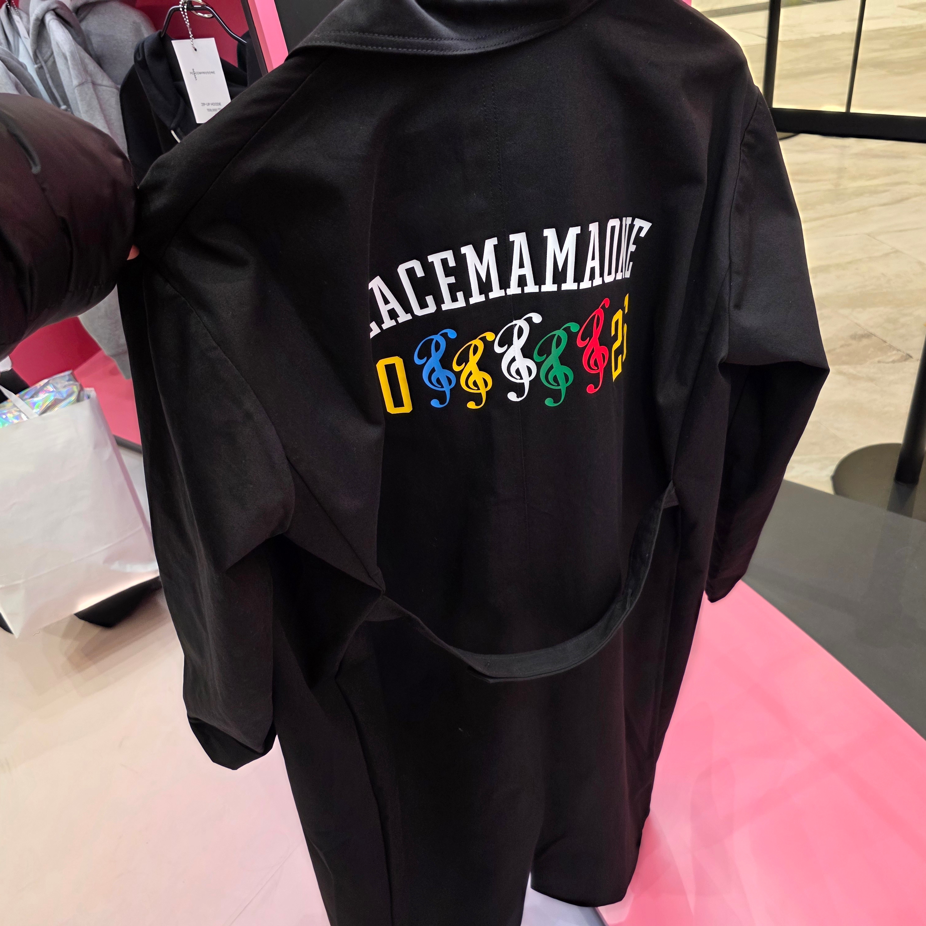 Peaceminusone x 2025 MAMA Awards Peacemamaone Figure Sky Blue, Peaceminusone x 2025 MAMA Awards Peacemamaone Figure Light Pink 착용 스타일 - 1