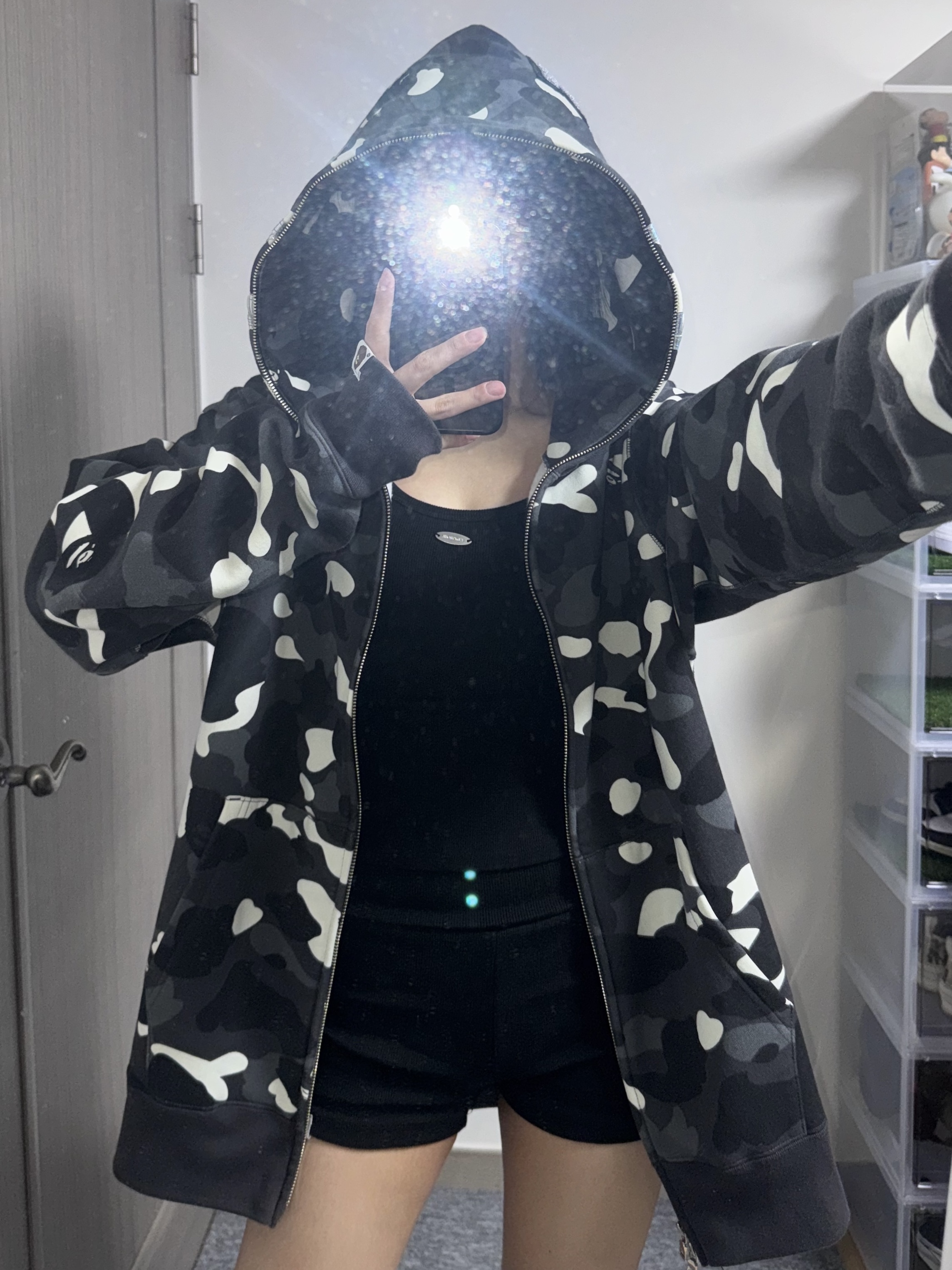BAPE City Camo Shark Full Zip Hoodie Black 착용 스타일 - 1