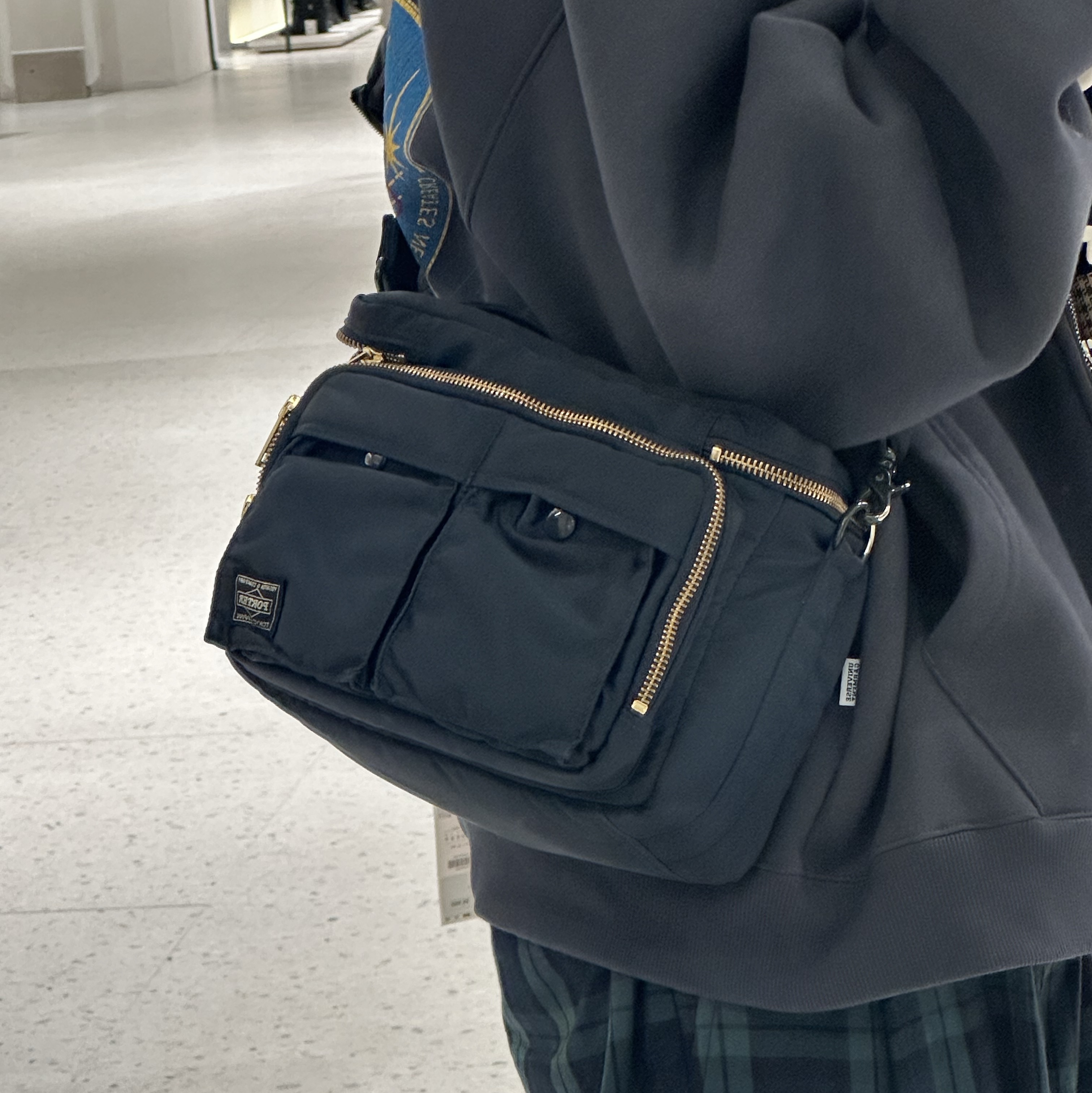 Porter Tanker Camera Bag Black 착용 스타일 - 3