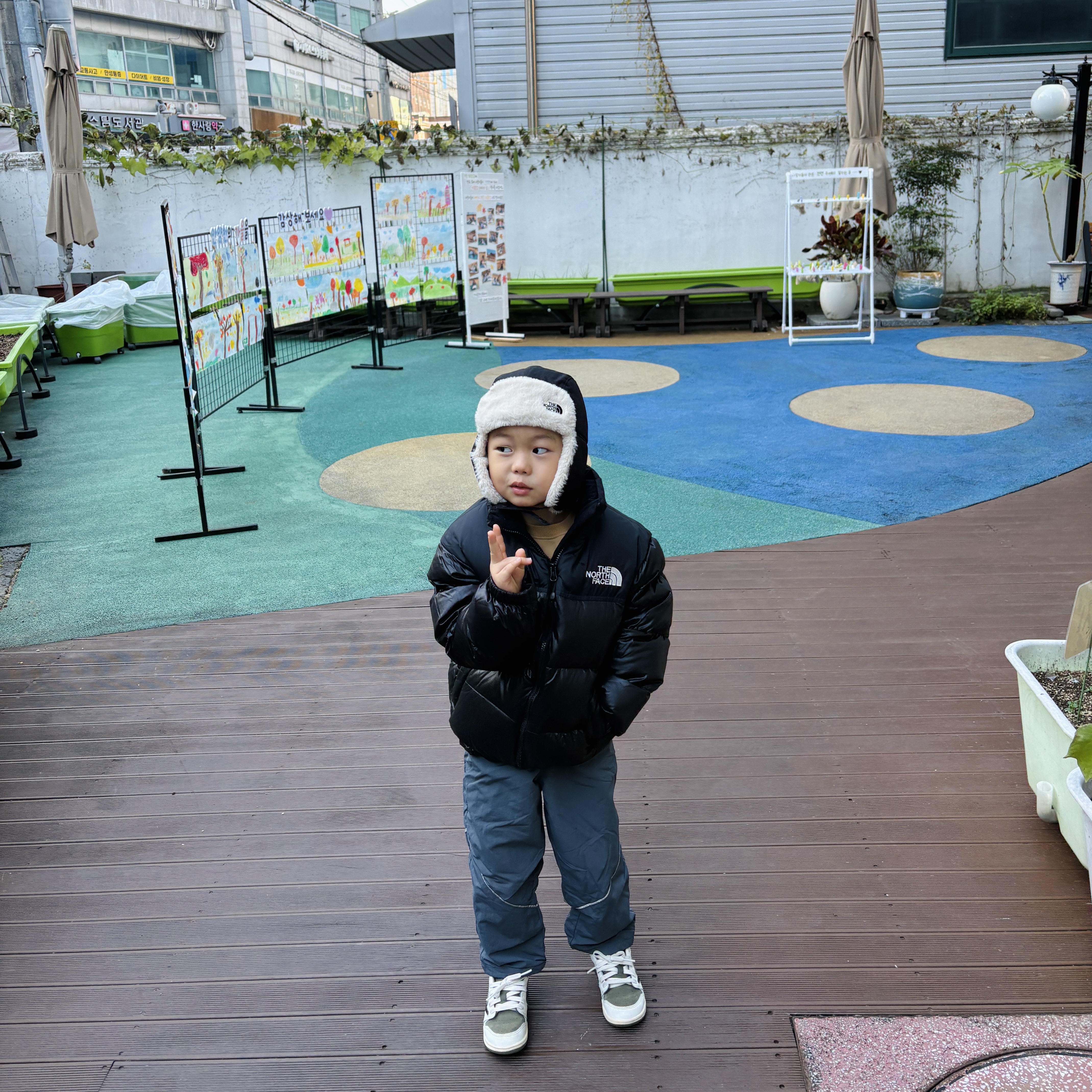 The North Face Expedition Earmuff Cap Black, (Kids) The North Face 1996 Eco Nuptse Down Jacket Real Black 착용 스타일 - 2