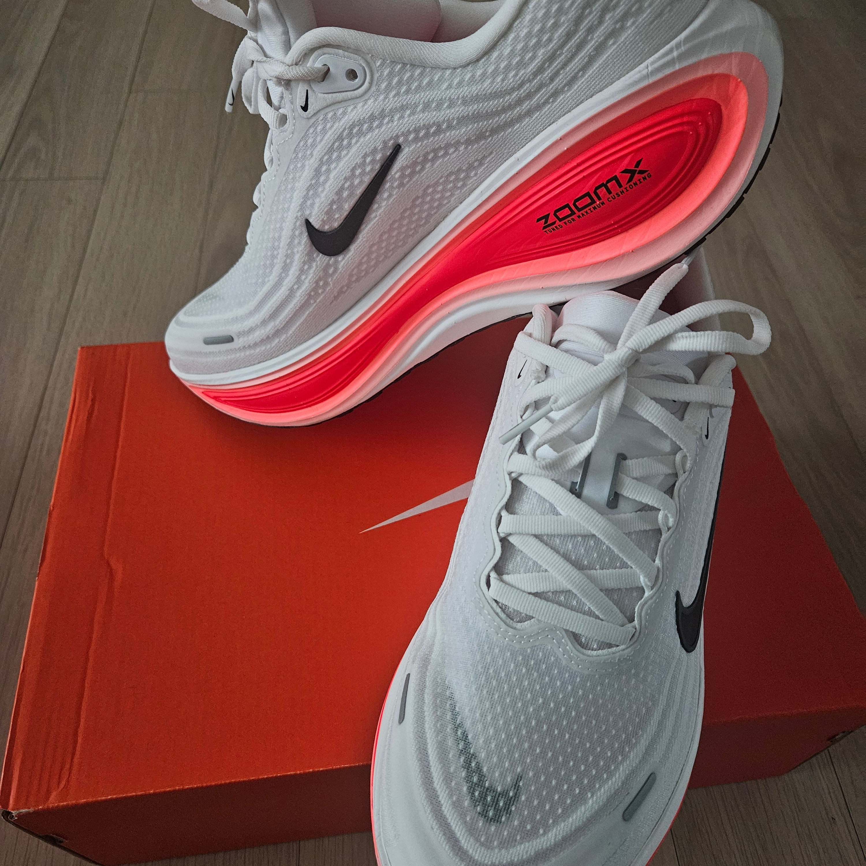 Nike Zoom Vomero Plus White Bright Crimson 착용 스타일 - 4