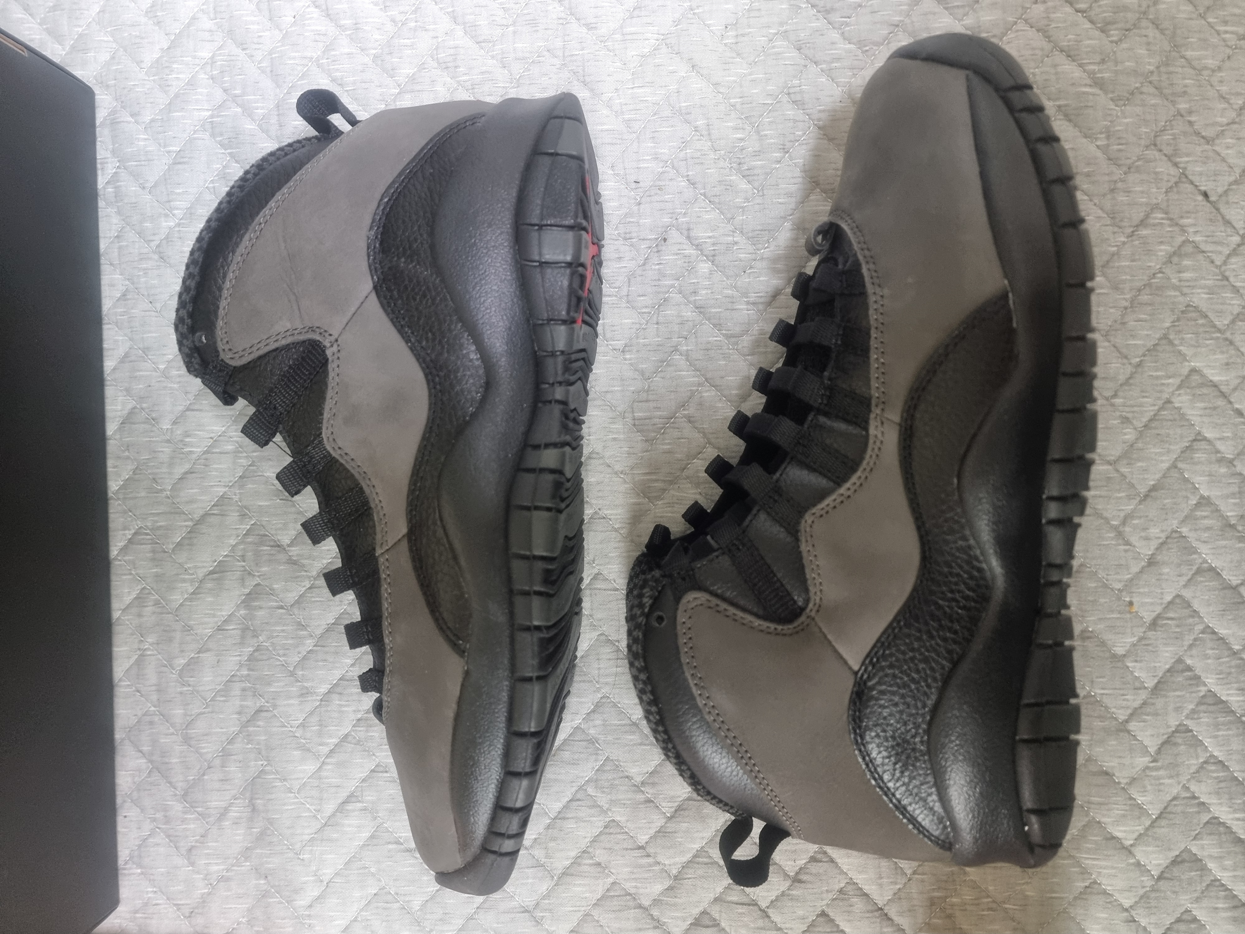 Jordan 10 Retro Shadow Charred Grey and Black 착용 스타일 - 7