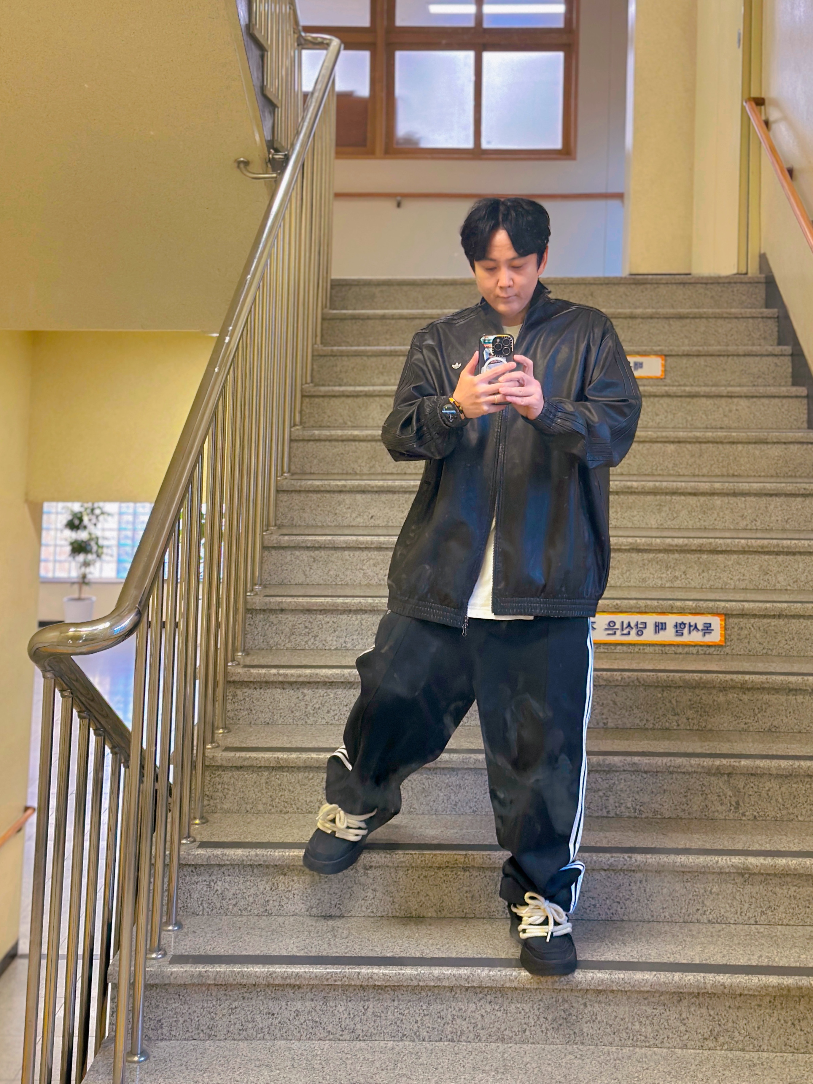 Adidas Adicolor Spacer Baggy Track Pants Black - KR Sizing, Adidas x BAPE T-Shirt White - KR Sizing 착용 스타일 - 3