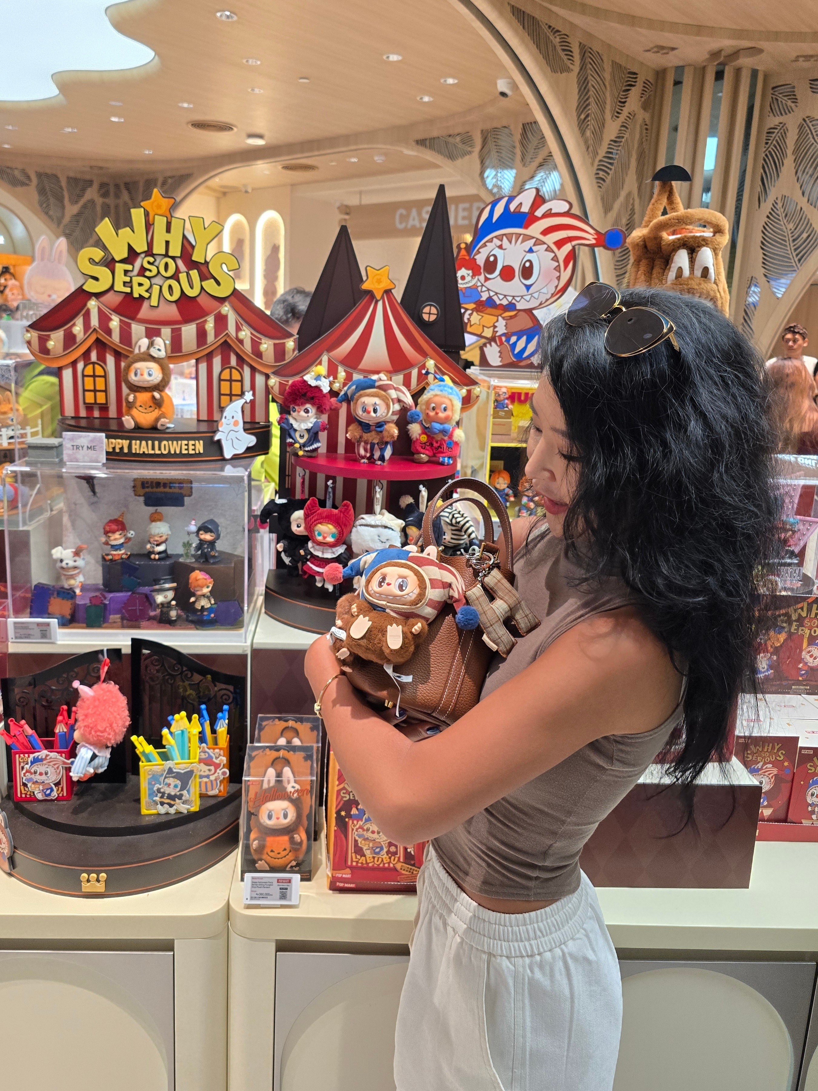Pop Mart Labubu Let's Play Together Doll Series Duoduo Keyring (Opened Case), Pop Mart Why So Serious Series Vinyl Plush Pendant Juggling Clown (Opened Case) 착용 스타일