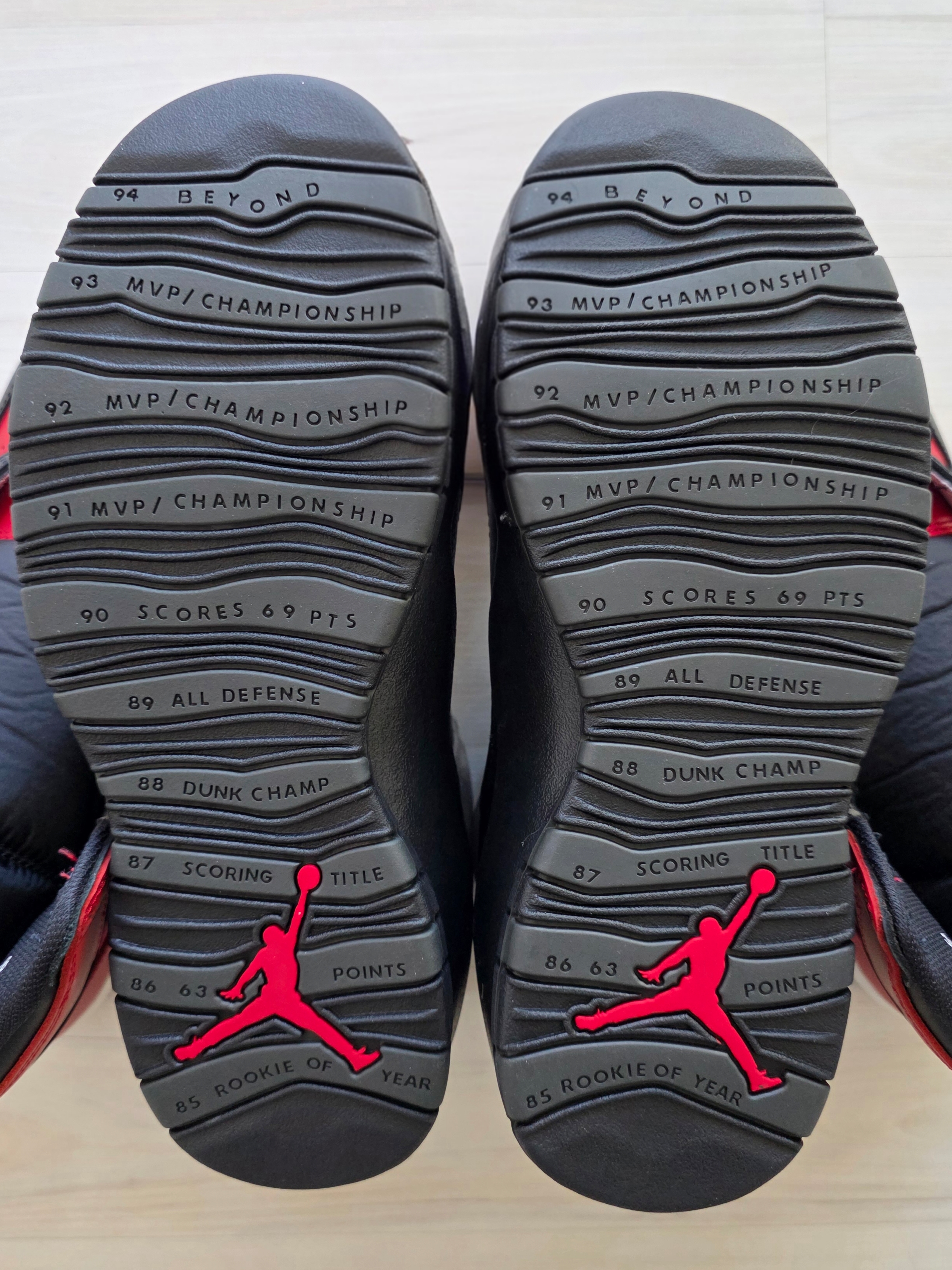 Jordan 10 Retro Shadow Charred Grey and Black, Jordan x J Balvin Hoodie Black - Asia 착용 스타일 - 4
