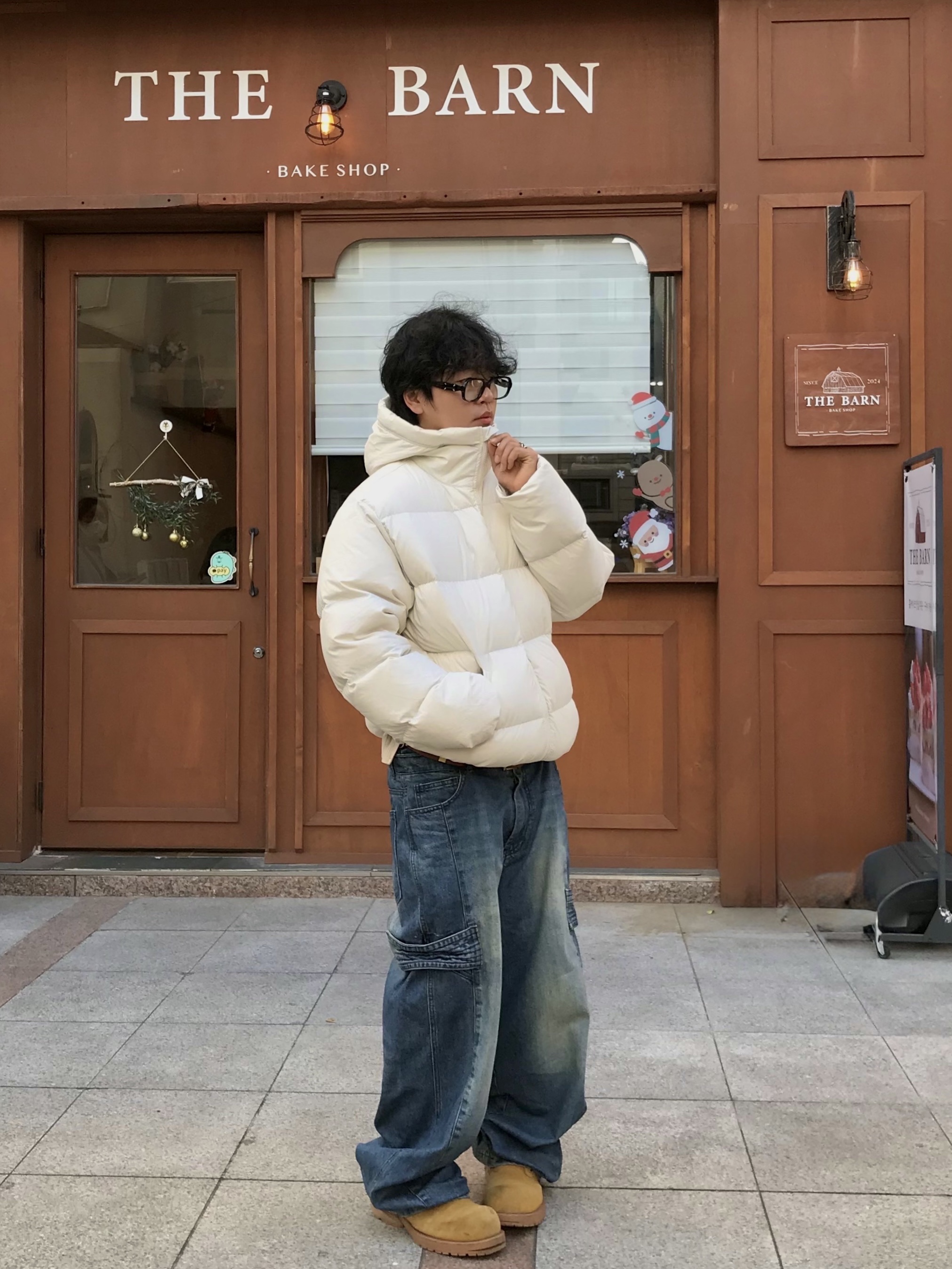 QT8 GARMENTS Duck Down Heavyweight Hoodie Jacket Cream 착용 스타일 - 5