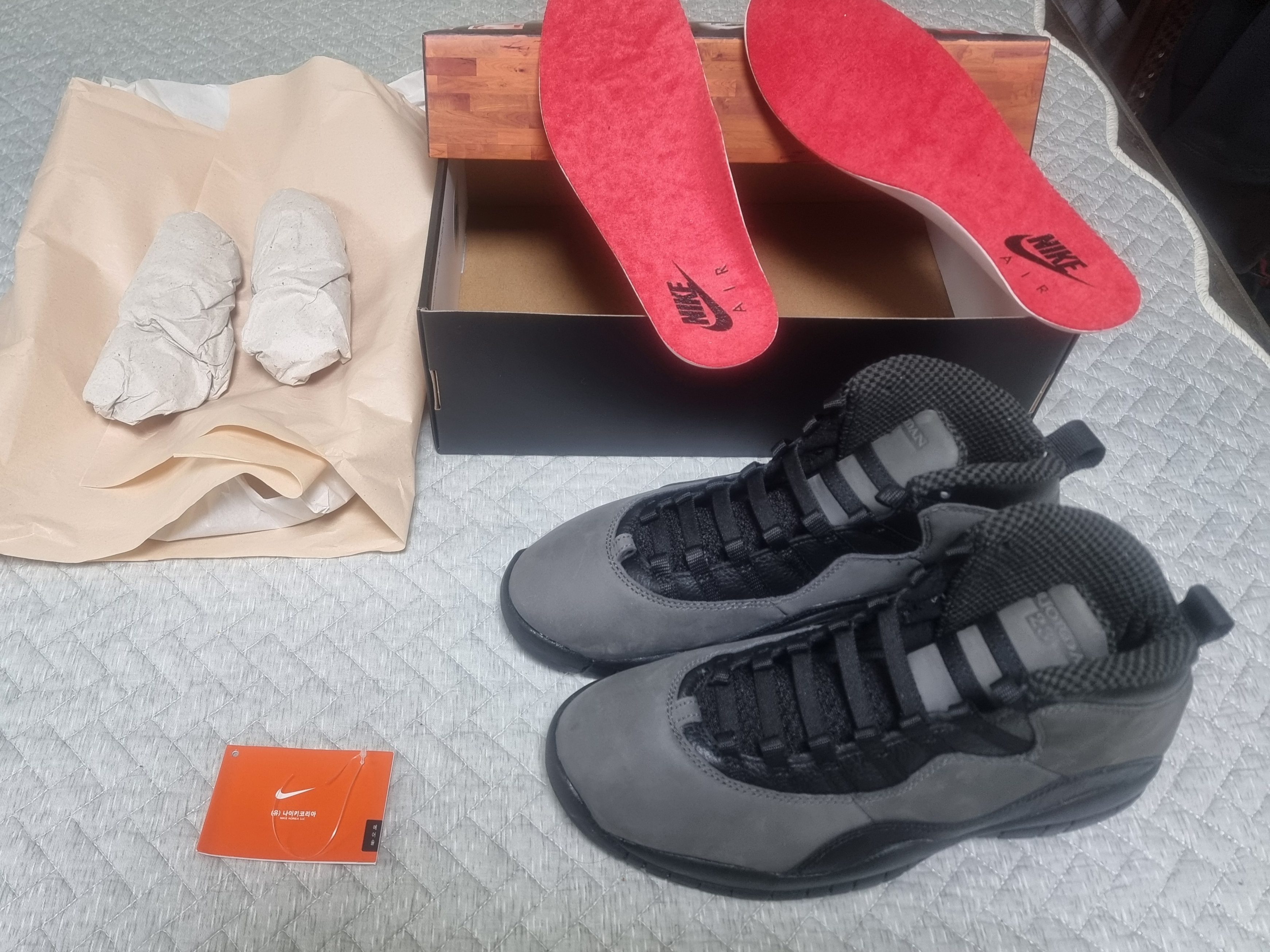Jordan 10 Retro Shadow Charred Grey and Black 착용 스타일 - 1