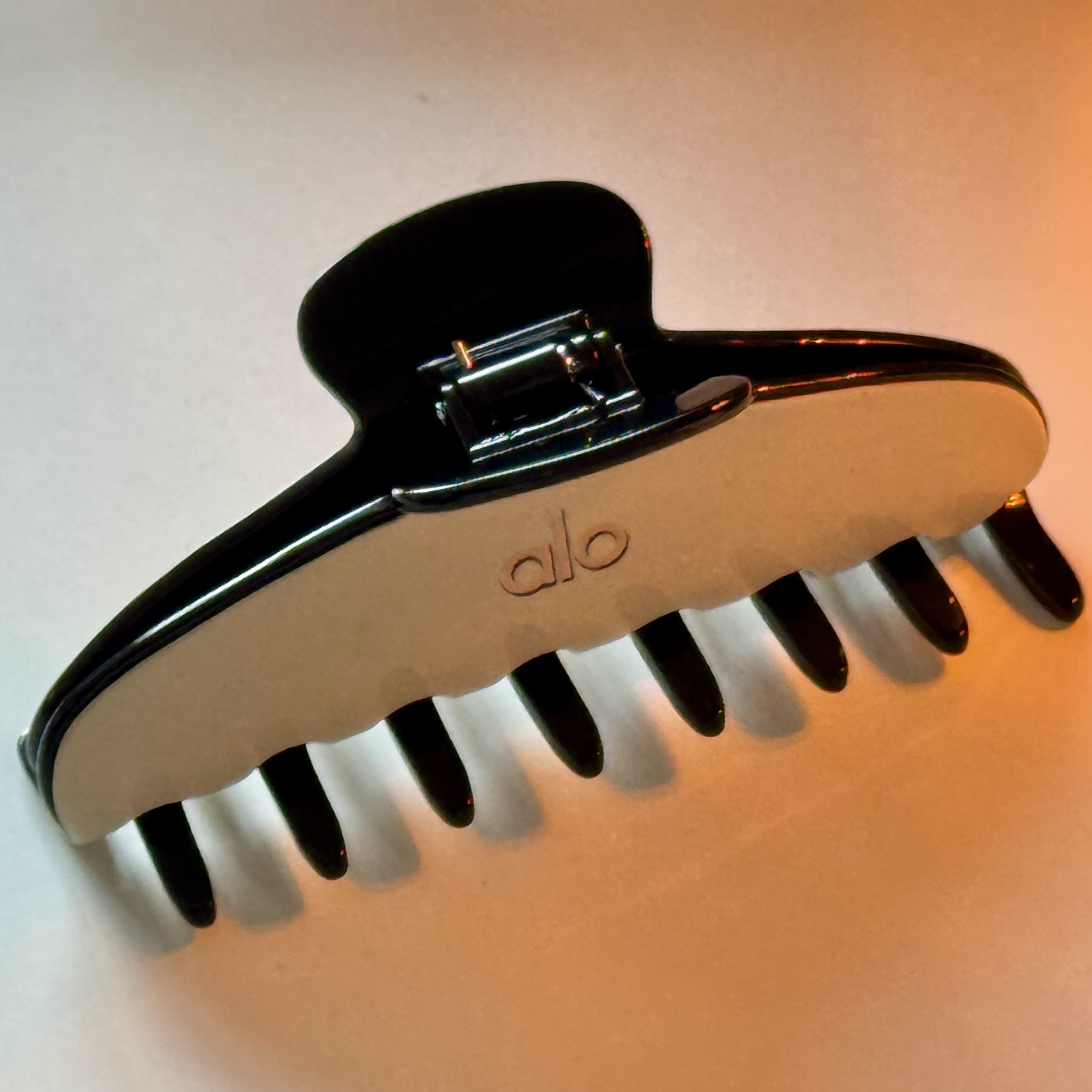 (W) Alo Yoga Outline Claw Clip Macadamia Black, (W) Alo Yoga Fresh Mini Scrunchie Light Cocoa Bone Espresso (3 Pack) 착용 스타일 - 2