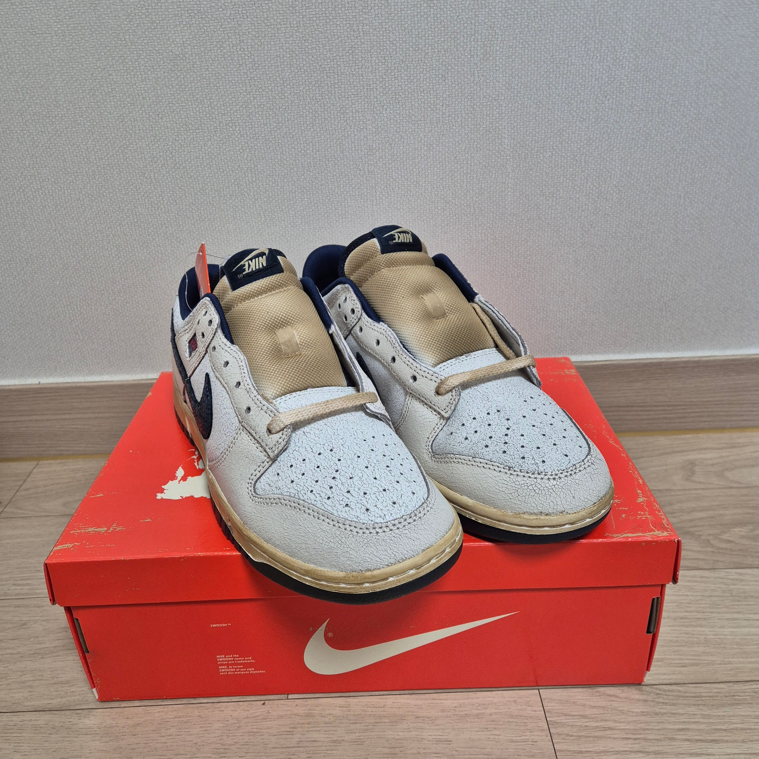 Nike x Stranger Things Dunk Low Phantom and Midnight Navy 착용 스타일 - 3