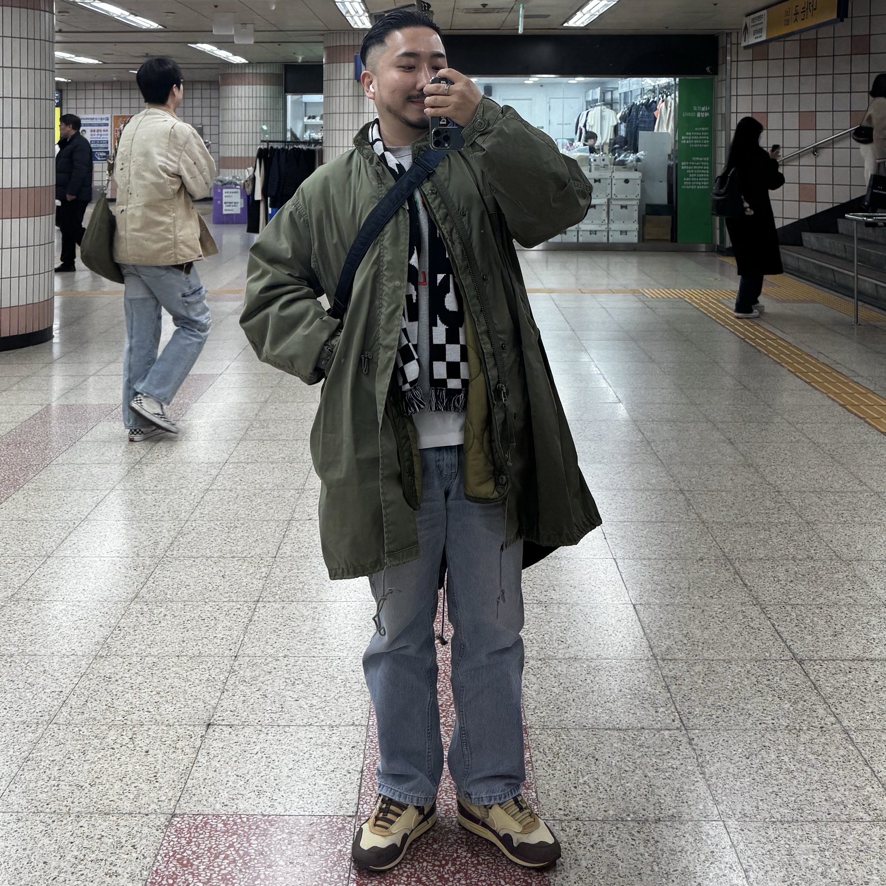 Nike x Travis Scott Air Max 1 Cact.us Brown, CDG Logo Check Muffler White Black 착용 스타일